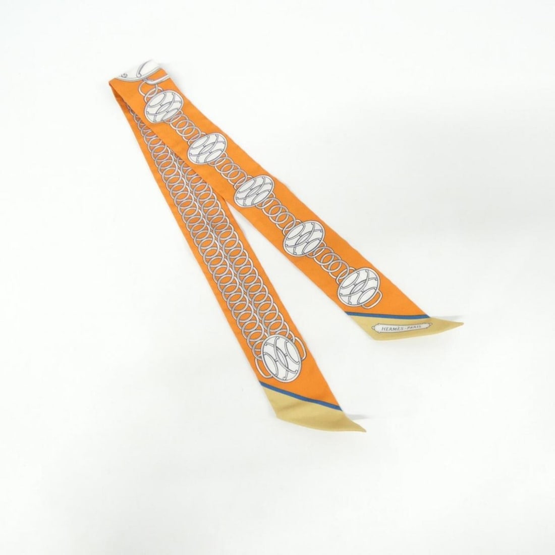 Hermes LIFT PROFILE Twilly 063777S Scarf/Muffler: --- Catalog ---Category: SizeSize (LxW): 5cm x 86cm / 1.96'' x 33.85''Category: DesignType: ScarfColor: BeigeGender: WomenMaterial: Silk Category: GeneralMPN: 063777SBrand: Hermes--- Item List