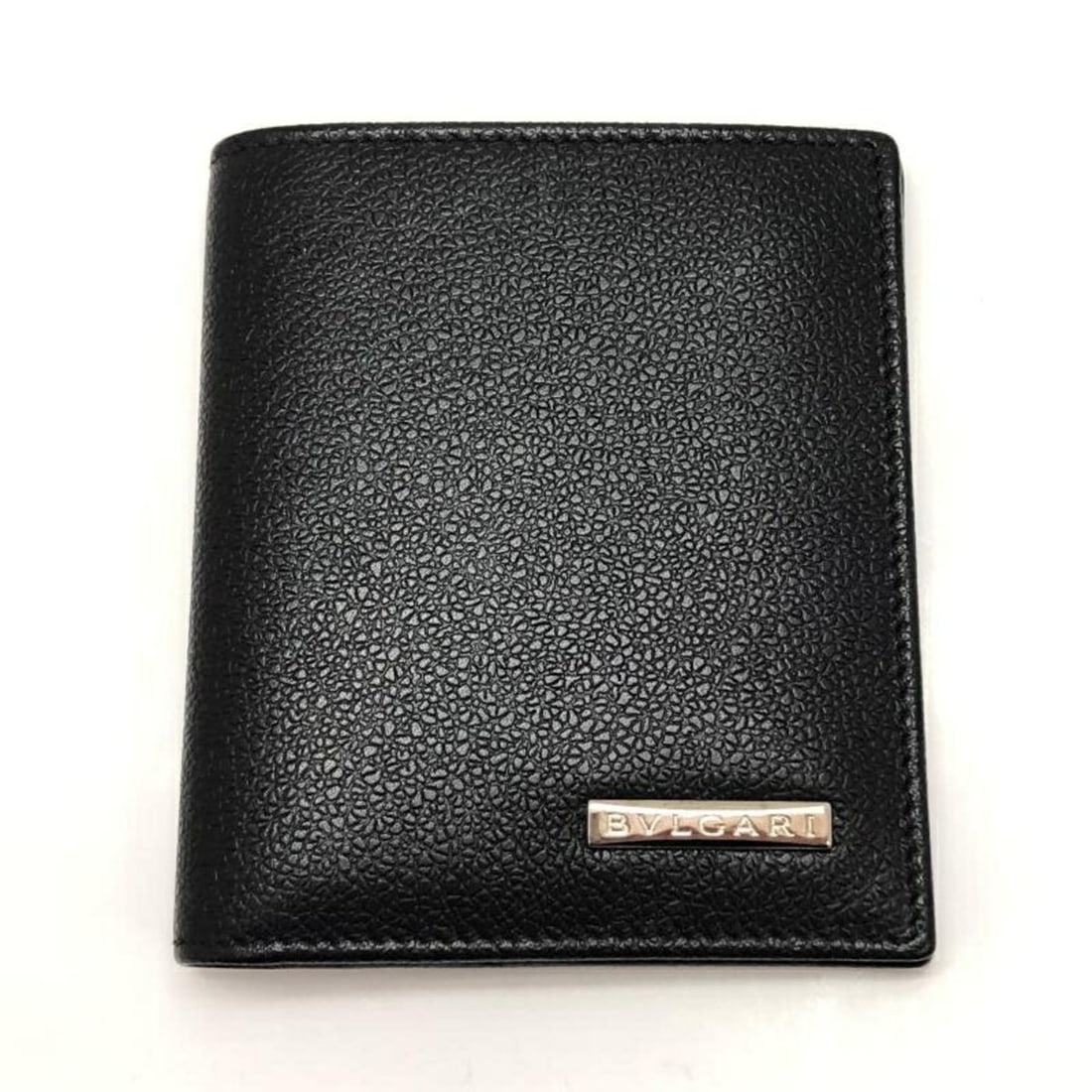 BVLGARI Bi-fold Wallet, Billfold, Black GR?D08 22754: --- Catalog ---Category: SizeSize (HxWxD): 10.5cm x 9.5cm / 4.13'' x 3.74''Category: DesignType: Wallet (bi-fold)Color: BlackGender: Men,WomenMaterial: Leather Category: GeneralBrand: Bvlgari--- Item