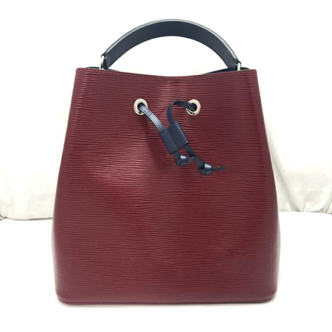 LOUIS VUITTON NeoNoe Epi Leather Handbag Cherry Berry M55303: --- Catalog ---Category: SizeSize (HxWxD): 25.5cm x 25cm / 10.03'' x 9.84''Handle Length: 29cm / 11.41''Category: DesignType: HandbagColor: CherryGender: WomenMaterial: Epi leather Category: