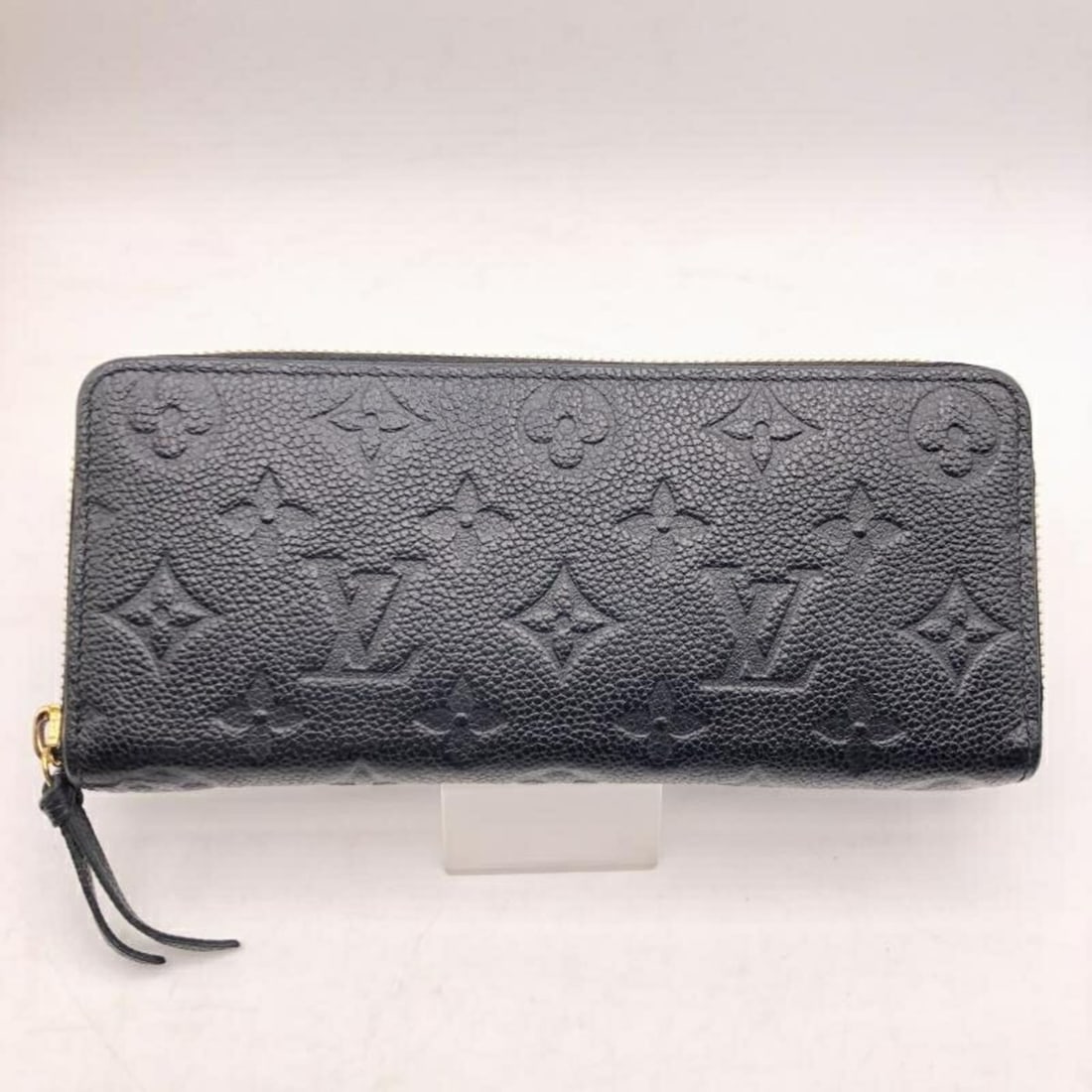 LOUIS VUITTON Portefeuille Clemence Monogram Empreinte Black Wallet M60171 Louis Vuitton: --- Catalog ---Category: SizeSize (HxWxD): 8.5cm x 19.5cm / 3.34'' x 7.67''Category: DesignType: Long wallet (bi-fold)Color: BlackGender: Men,WomenMaterial: Monogram Empreinte Category: GeneralLine: