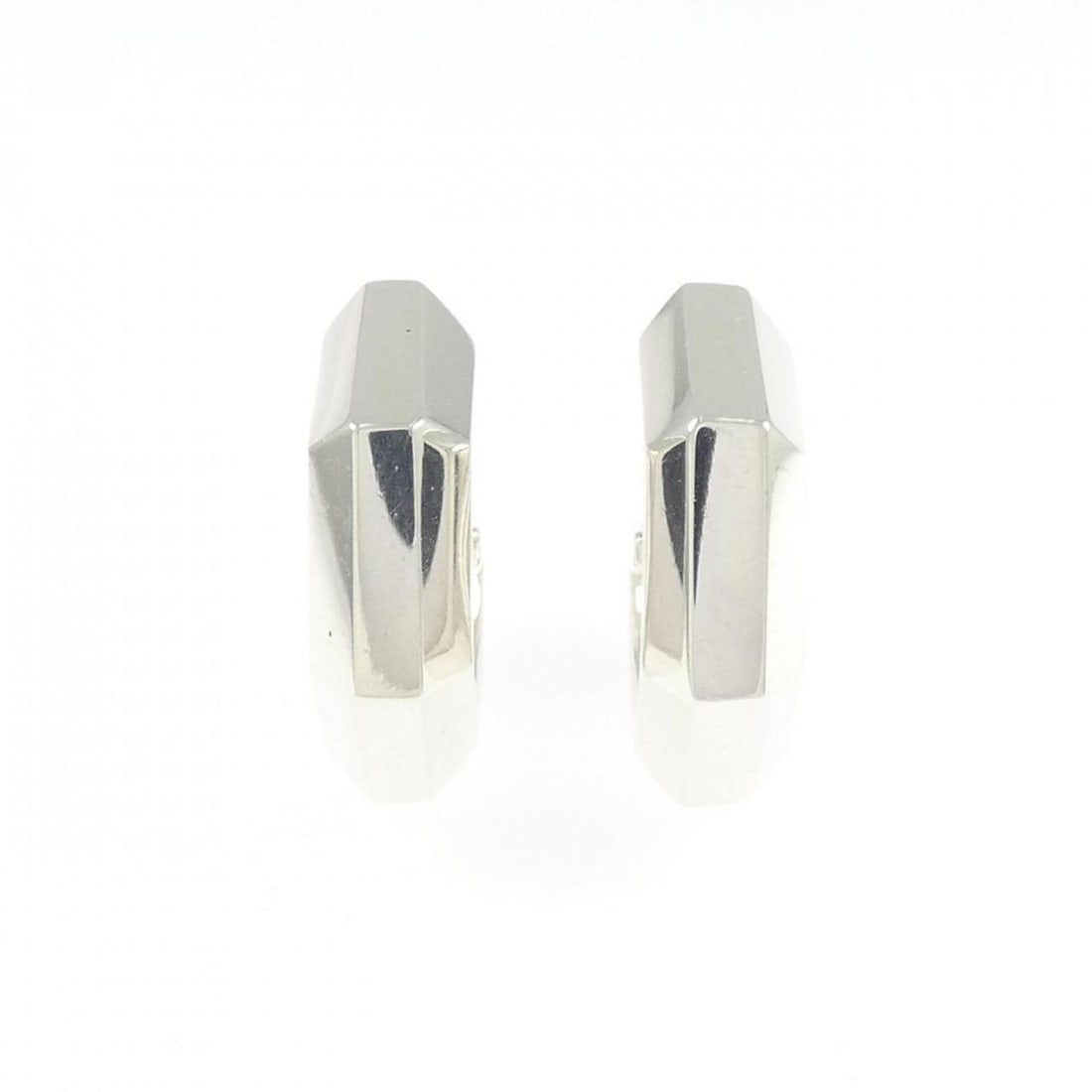 Gucci 925 Earrings: --- Catalog ---Category: SizeSize (HxWxD): 16.90mm x 5.60mm / 0.67'' x 0.22''Category: DesignType: Half hoop earringsGender: WomenMaterial: Silver 925Category: GeneralBrand: Gucci--- Item List