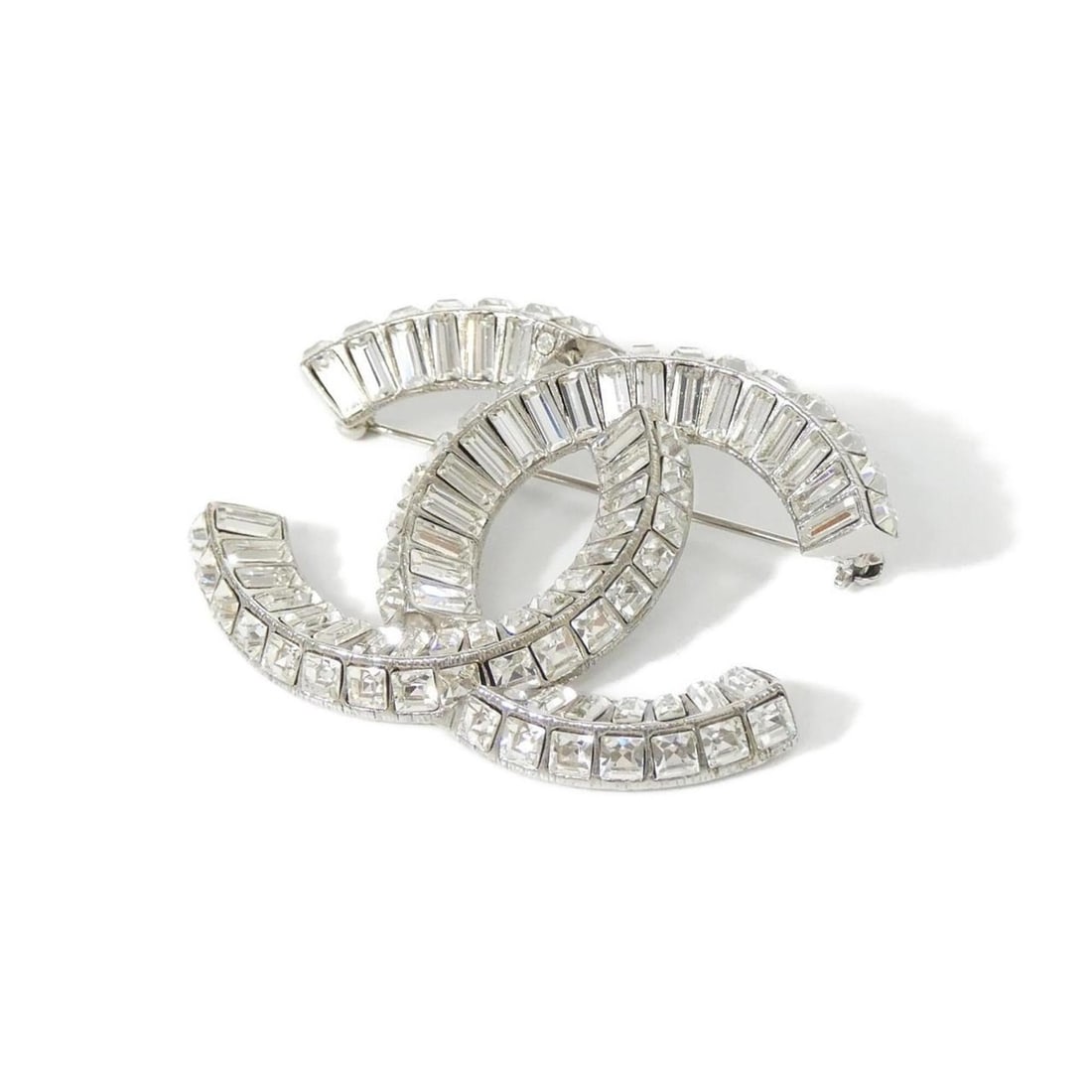 Chanel 63085 Brooch: --- Catalog ---Category: SizeSize (HxWxD): 5cm x 4cm / 1.96'' x 1.57''Category: DesignType: BroochColor: SilverGender: Women,MenCategory: GeneralMPN: 63085Brand: Chanel--- Item List ---Section: Condit