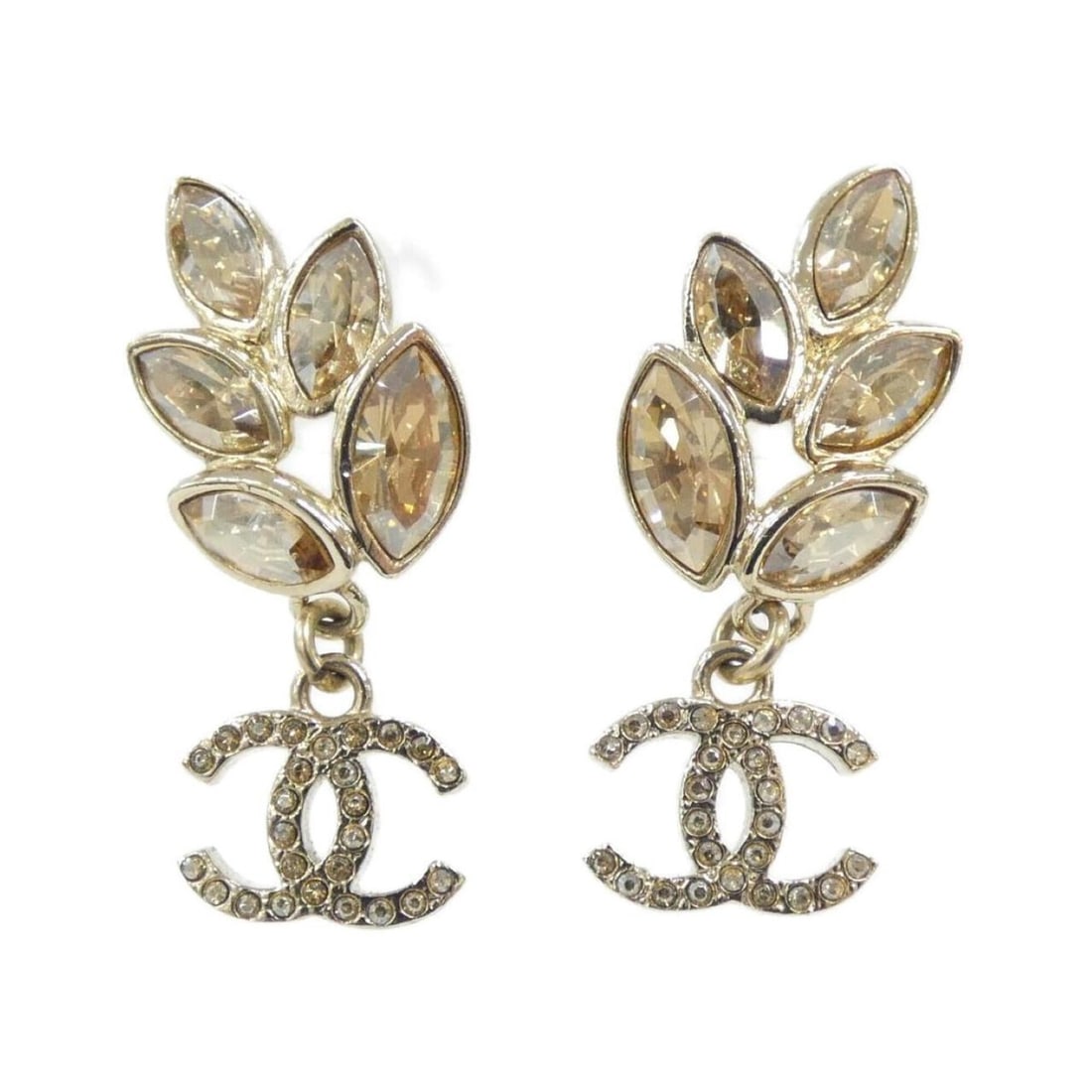 Chanel AB9606 Earrings: --- Catalog ---Category: SizeSize (HxWxD): 35.00mm x 15.00mm / 1.38'' x 0.59''Category: DesignType: Stud earringsColor: GoldGender: WomenCategory: GeneralMPN: AB9606Brand: Chanel--- Item List ---Secti