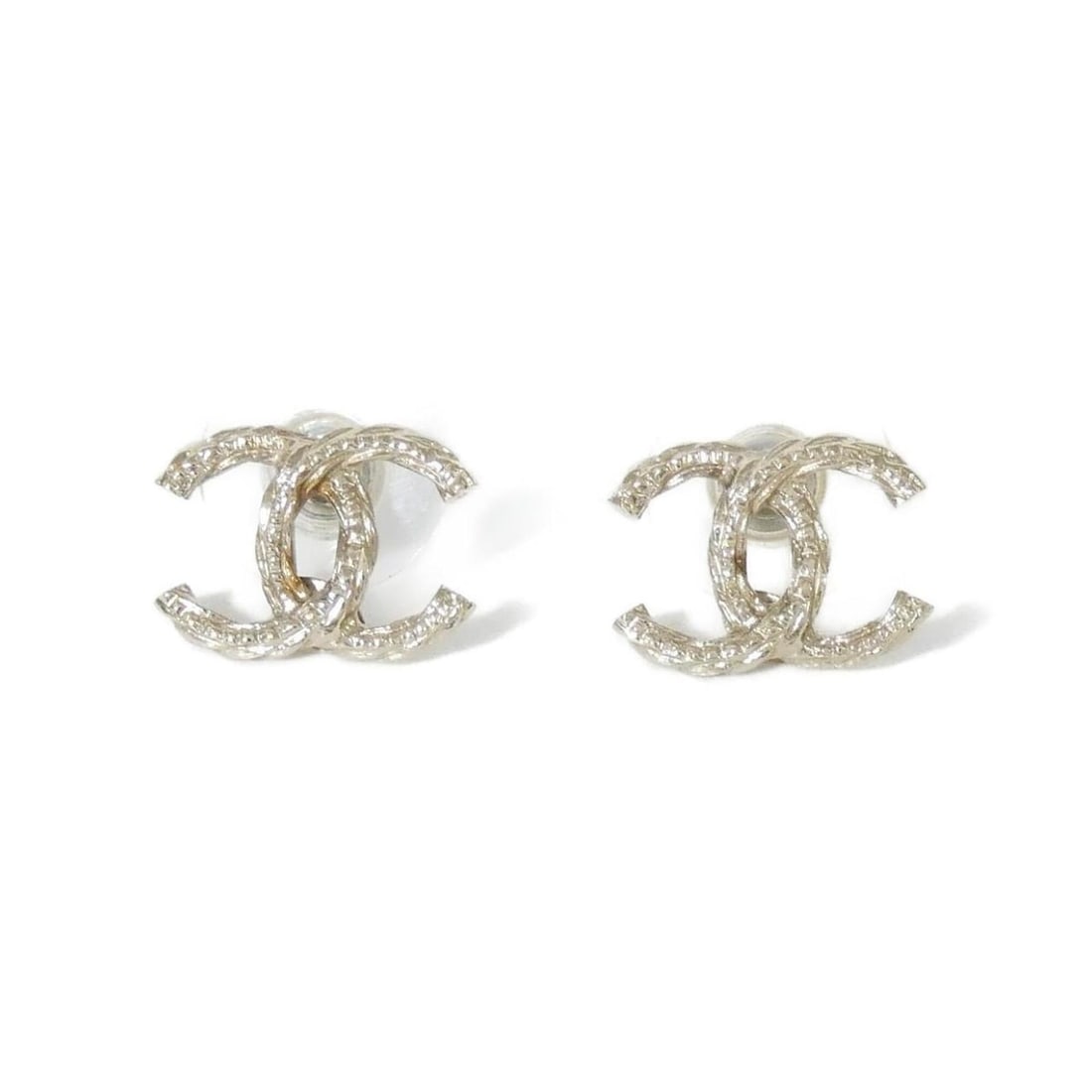 Chanel 85894 Earrings: --- Catalog ---Category: SizeSize (HxWxD): 10.00mm x 15.00mm / 0.39'' x 0.59''Category: DesignType: Stud earringsColor: GoldGender: Women,MenCategory: GeneralMPN: 85894Brand: Chanel--- Item List