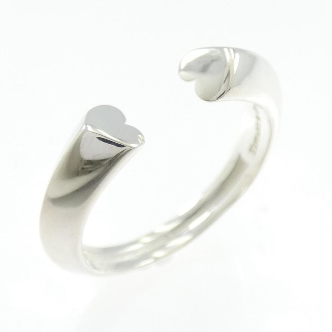 Tiffany Tenderness Ring: --- Catalog ---Category: SizeWidth: 4.6mm / 0.18''Weight: 3.2g / 0.11oz.JP Size: 14US Size: 7Category: DesignType: Band ringGender: WomenMaterial: Silver 925Category: GeneralBrand: Tiffany--- Item