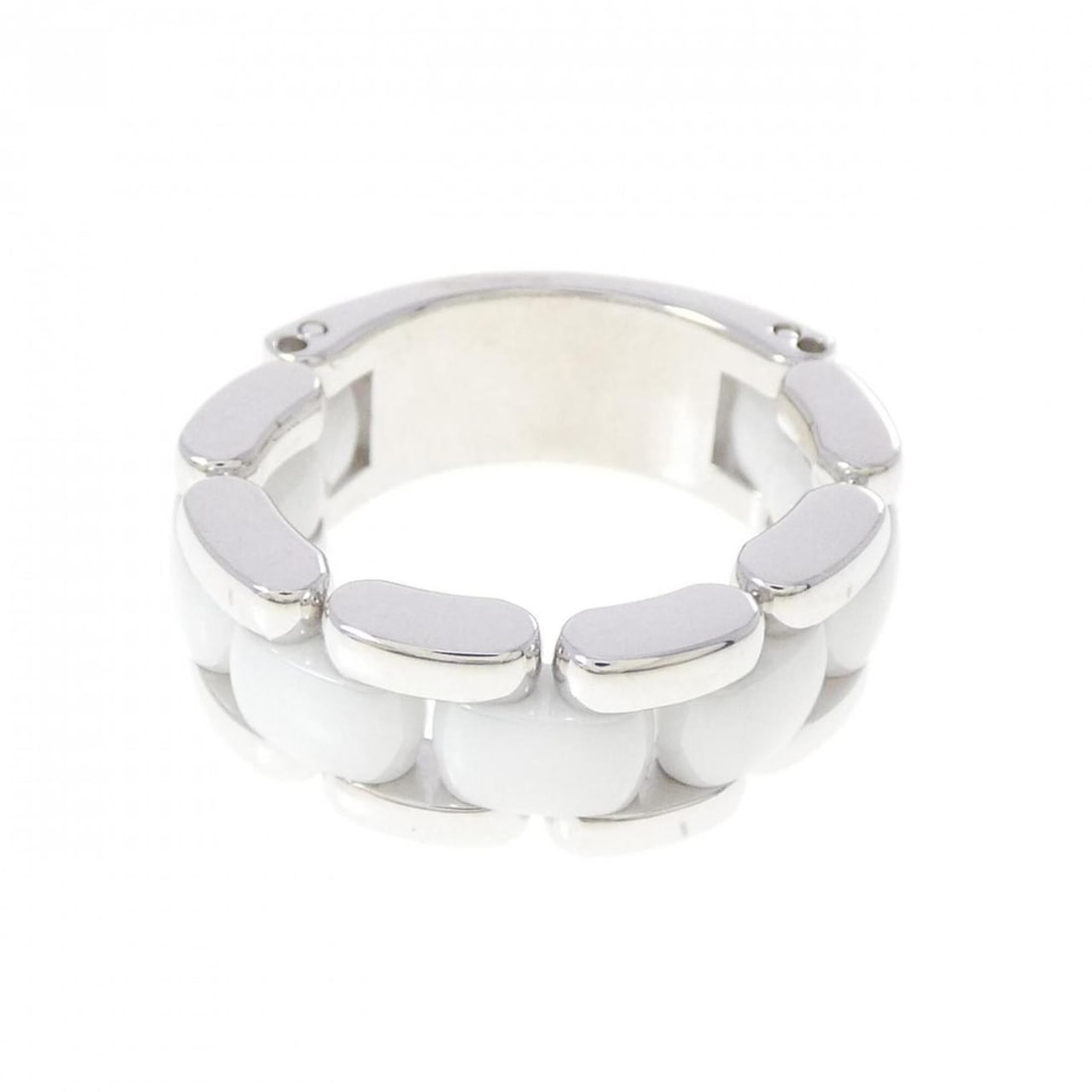 Chanel Ultra Collection Medium Ring: --- Catalog ---Category: SizeUS Size: 4.5Brand Size: 48Category: DesignType: Band ringGender: WomenMaterial: Ceramic, White gold (18K)Category: GeneralBrand: Chanel--- Item List ---Section: