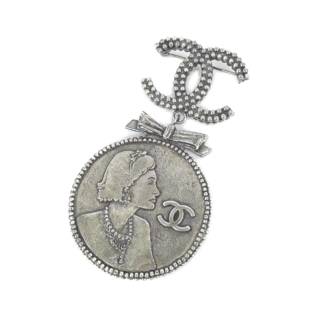 Chanel brooch: --- Catalog ---Category: SizeSize (HxWxD): 8.5cm x 4.7cm / 3.34'' x 1.85''Category: DesignType: BroochColor: SilverGender: WomenCategory: GeneralBrand: Chanel--- Item List ---Section:
