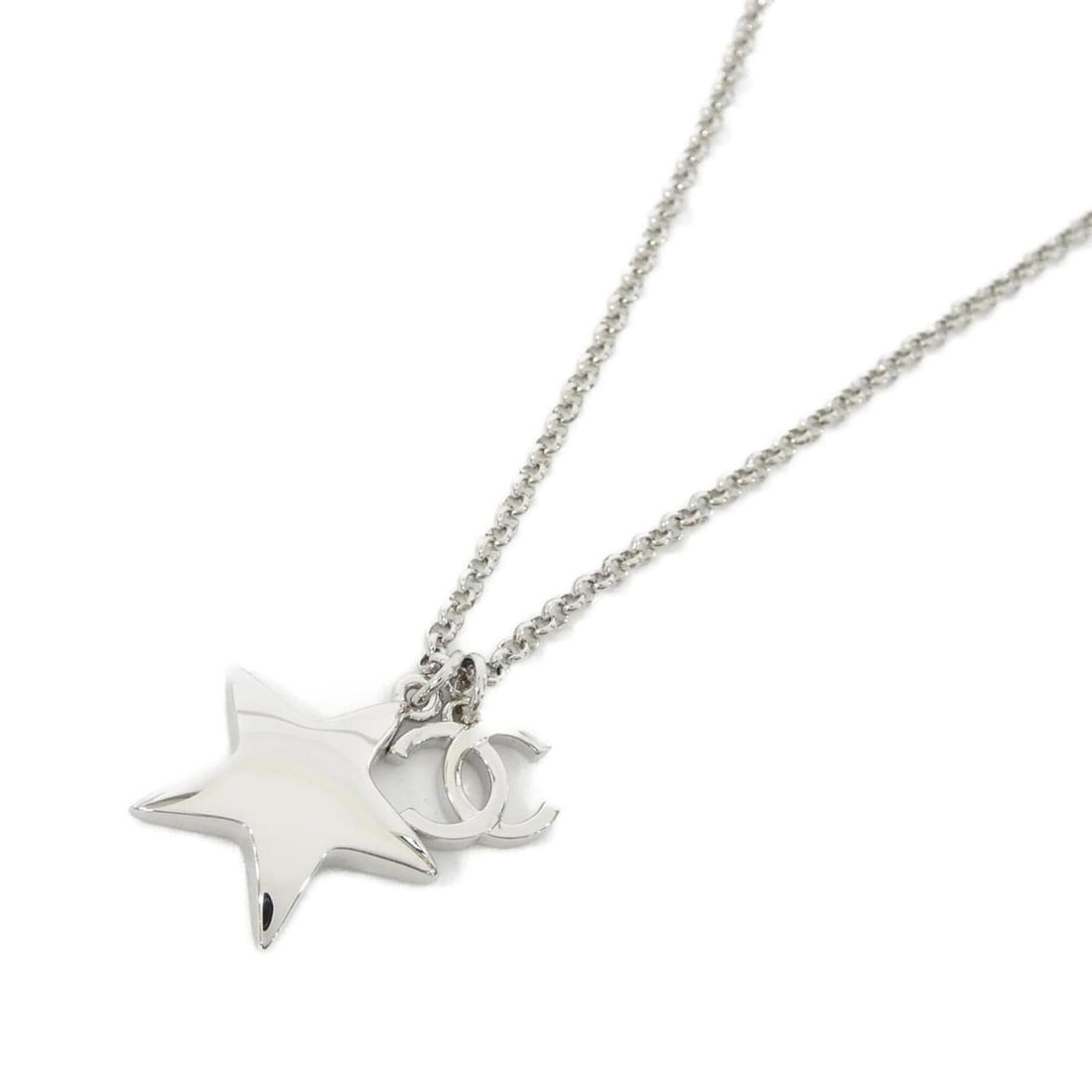 Chanel ABH631 Necklace: --- Catalog ---Category: SizePendant Size: 26mm x 22mm / 1.02'' x 0.86''Neck Circumference: 42 cm - 49.5 cm / 16.53'' - 19.48''Category: DesignColor: SilverGender: WomenNecklace Type: