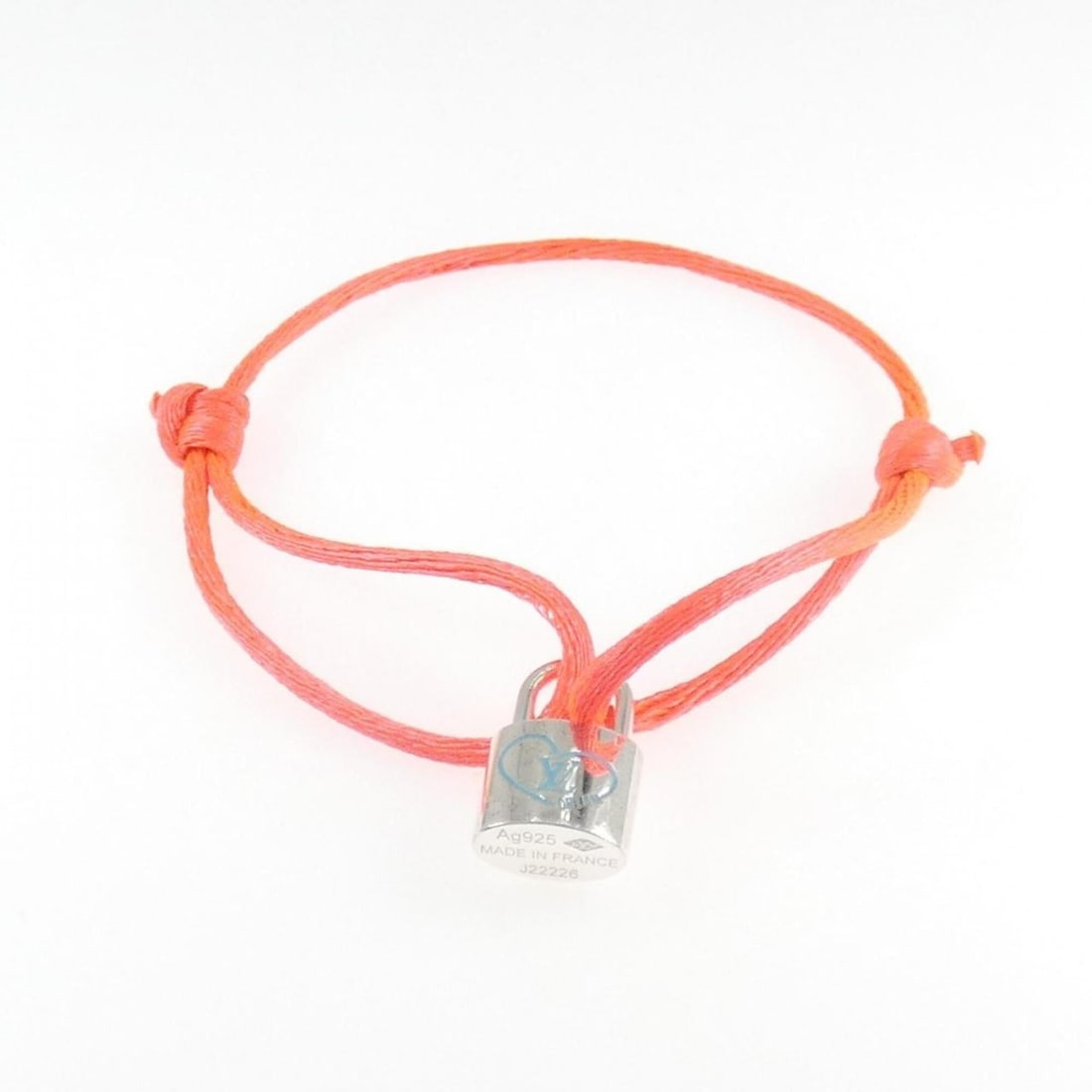 Louis Vuitton Lockit Felix Lee Bracelet: --- Catalog ---Category: SizeWidth: 1.61cm / 0.63''Weight: 4.4g / 0.15oz.Category: DesignType: Charm braceletGender: WomenMaterial: Silver 925Category: GeneralBrand: Louis Vuitton--- Item List ---Sect