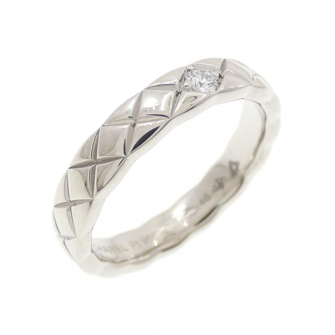 Chanel Coco Crush Medium Ring: --- Catalog ---Category: SizeWidth: 3.4mm / 0.13''Weight: 5.1g / 0.17oz.JP Size: 7.5US Size: 4Category: DesignType: Band ringStone: DiamondGender: WomenMaterial: Platinum 950Category: GeneralBrand: