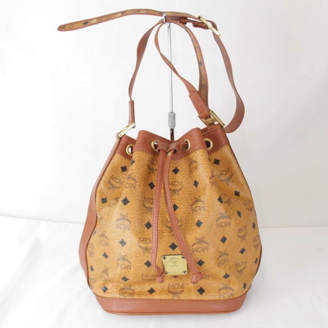 MCM Visetos style shoulder bag, leather, brown, women's.: --- Catalog ---Category: SizeSize (HxWxD): 28cm x 28cm x 16cm / 11.02'' x 11.02'' x 6.29''Category: DesignType: Shoulder bagColor: BrownGender: WomenMaterial: Leather Category: GeneralBrand: MCMCountr