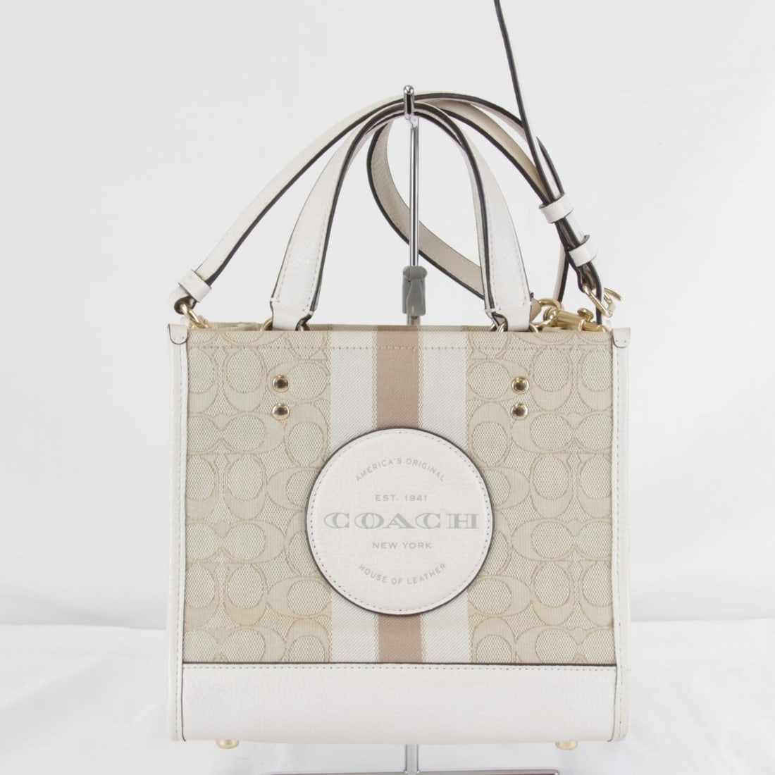 COACH C8417 Shoulder Bag, Canvas/Leather, Beige, Women's: --- Catalog ---Category: SizeSize (HxWxD): 20cm x 22cm x 10cm / 7.87'' x 8.66'' x 3.93''Category: DesignType: Shoulder bagColor: BeigeGender: WomenMaterial: Canvas , Leather Category: GeneralBrand: Co