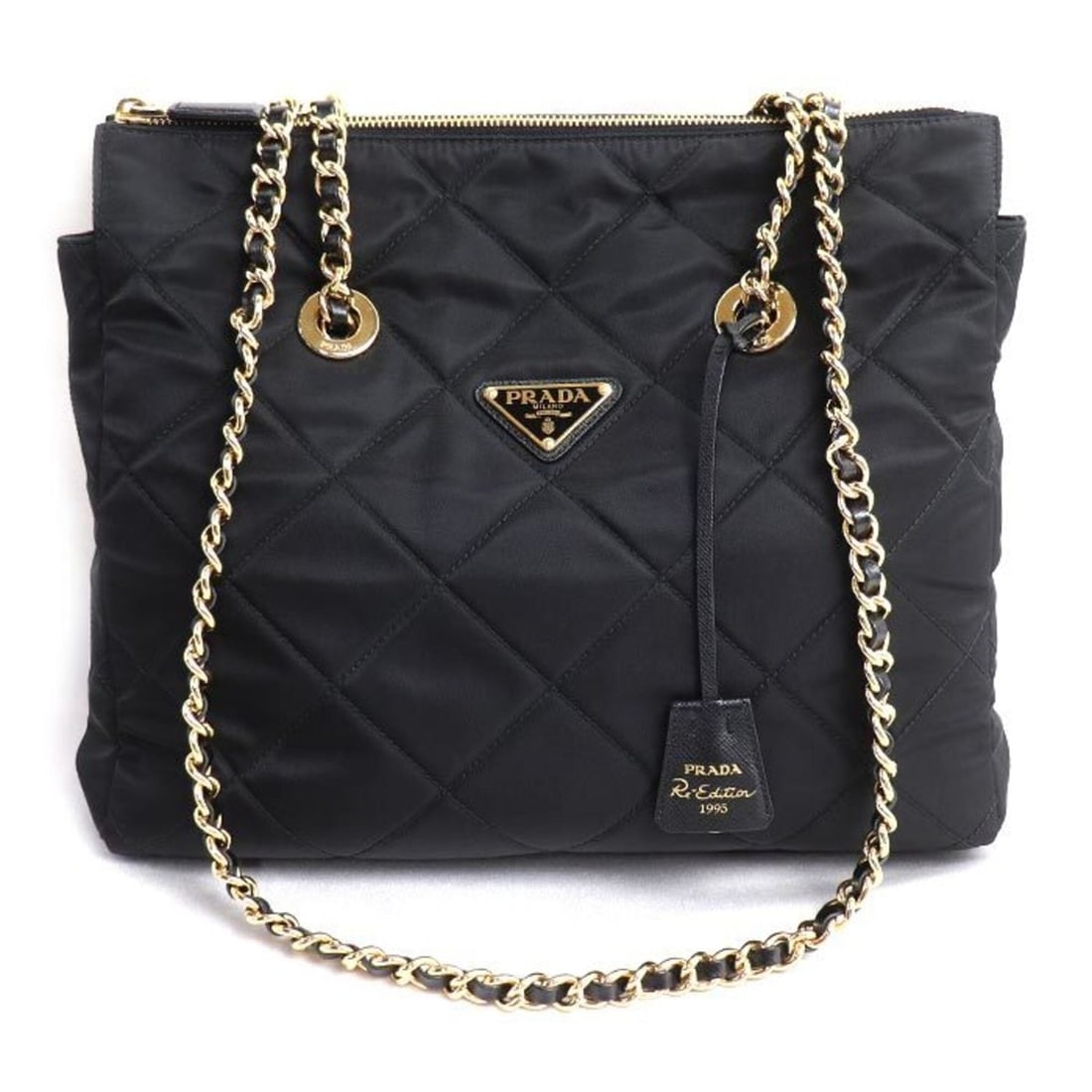 PRADA Re-Edition 1995 Chain Shoulder Bag, Black, 1BG529 V COO 2AOS F0002, Women's.: --- Catalog ---Category: SizeSize (HxWxD): 22cm x 31cm x 8cm / 8.66'' x 12.2'' x 3.14''Category: DesignType: Shoulder bagColor: BlackGender: WomenMaterial: Nylon Hardware Color: GoldCategory: GeneralM