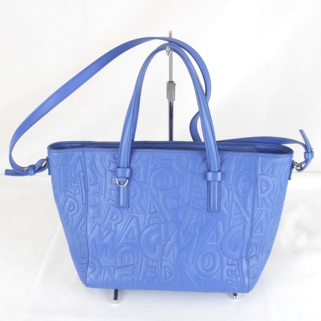 Salvatore Ferragamo tote bag, leather, blue, women's.: --- Catalog ---Category: SizeSize (HxWxD): 21cm x 34cm x 9cm / 8.26'' x 13.38'' x 3.54''Category: DesignType: Tote bagColor: BlueGender: WomenMaterial: Leather Category: GeneralBrand: Salvatore Ferrag
