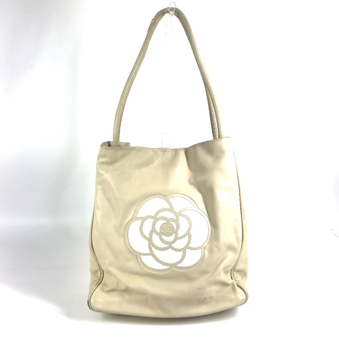 CHANEL Camellia Logo Tote Bag/Shoulder Bag, Leather, Men's/Women's, Beige: --- Catalog ---Category: SizeSize (HxWxD): 32.5cm x 29cm x 12cm / 12.79'' x 11.41'' x 4.72''Category: DesignType: Shoulder bag, Tote bagColor: Beige, WhiteGender: Men,WomenMaterial: Leather Category: 