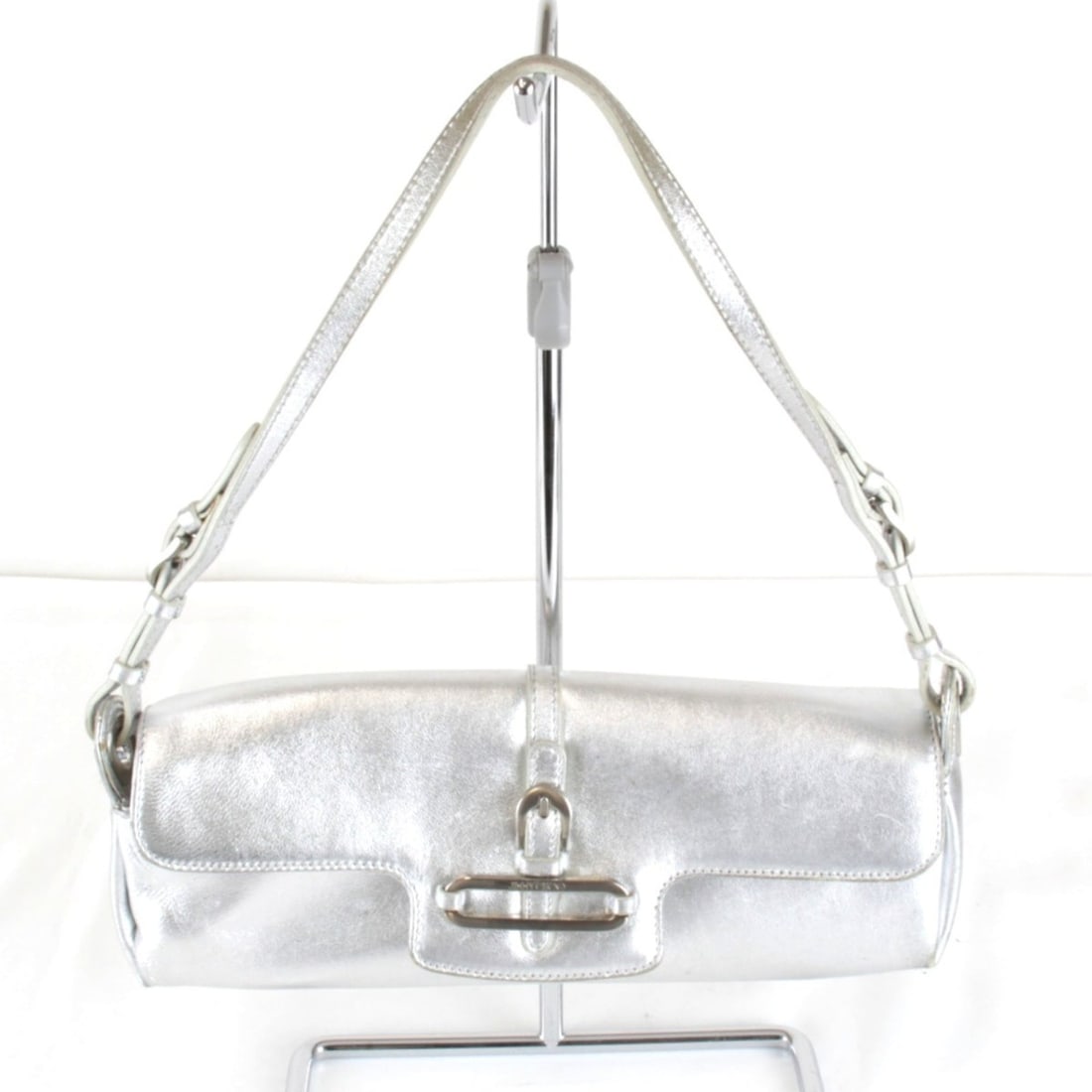 JIMMY CHOO handbag, leather, silver, women's: --- Catalog ---Category: SizeWeight: 190g / 6.7oz.Size (HxWxD): 12cm x 25cm x 8cm / 4.72'' x 9.84'' x 3.14''Strap Length: 46cm / 18.11''Category: DesignType: HandbagColor: SilverGender: WomenClosure: 