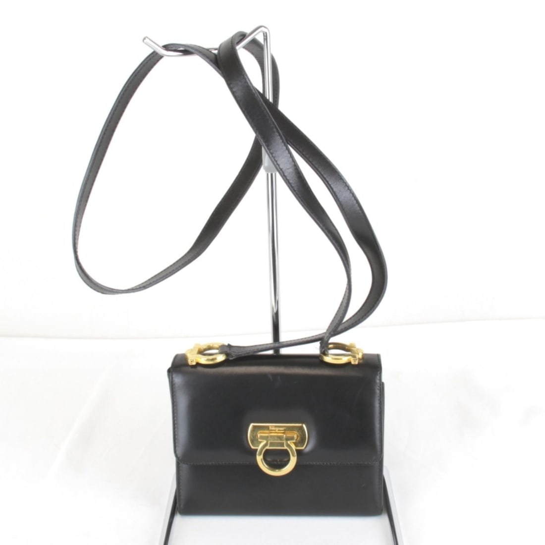 Salvatore Ferragamo women's leather shoulder bag in black.: --- Catalog ---Category: SizeSize (HxWxD): 13cm x 16cm x 6cm / 5.11'' x 6.29'' x 2.36''Category: DesignType: Shoulder bagColor: BlackGender: WomenMaterial: Leather Category: GeneralBrand: Salvatore Fe