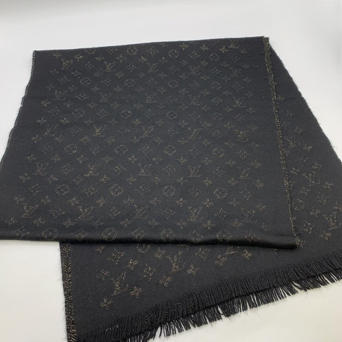 LOUIS VUITTON Etol LV Timeless M70680 Cashmere Scarf, Black/Gold, Women's/Men's: --- Catalog ---Category: SizeSize (LxW): 1.9m x 47cm / 74.8'' x 18.5''Category: DesignType: StoleColor: BlackGender: Men,WomenMaterial: Cashmere Category: GeneralBrand: Louis VuittonCountry of