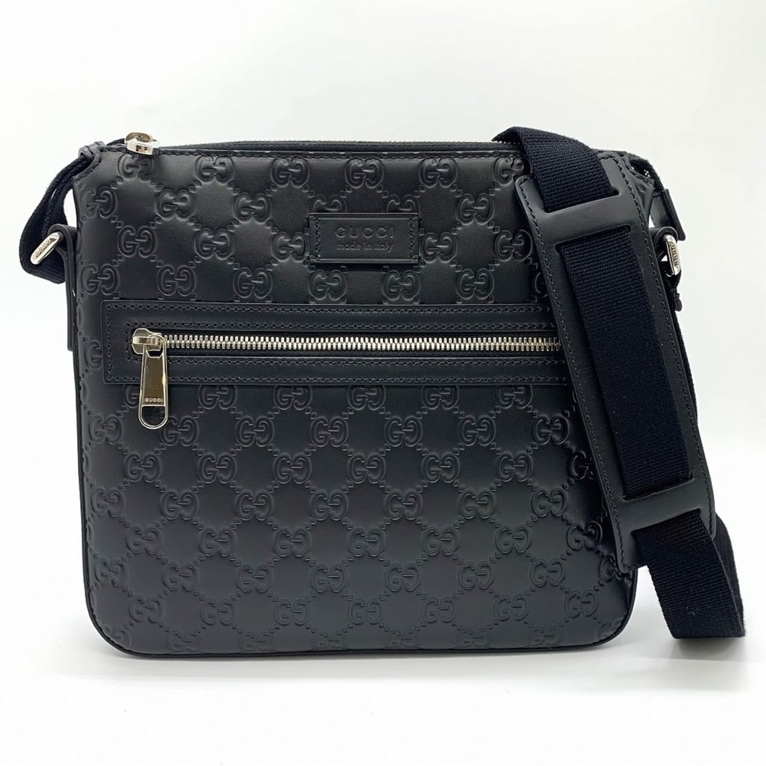 GUCCI 406410 Shoulder Bag, Shima Leather, GG Pattern, Black, Women's/Men's: --- Catalog ---Category: SizeSize (HxWxD): 23cm x 26cm x 4cm / 9.05'' x 10.23'' x 1.57''Strap Length: 130cm / 51.18''Category: DesignType: Shoulder bagColor: BlackGender: Men,WomenClosure: ZipperMater
