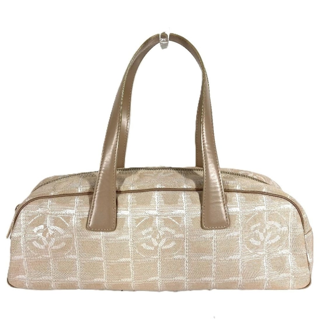 CHANEL A15828 New Travel Line Handbag, Boston Bag, Leather and Nylon, Women's, Beige: --- Catalog ---Category: SizeSize (HxWxD): 11.5cm x 34.5cm x 10.5cm / 4.52'' x 13.58'' x 4.13''Category: DesignType: Boston bag, HandbagColor: BeigeGender: Men,WomenMaterial: Leather , Nylon Category:
