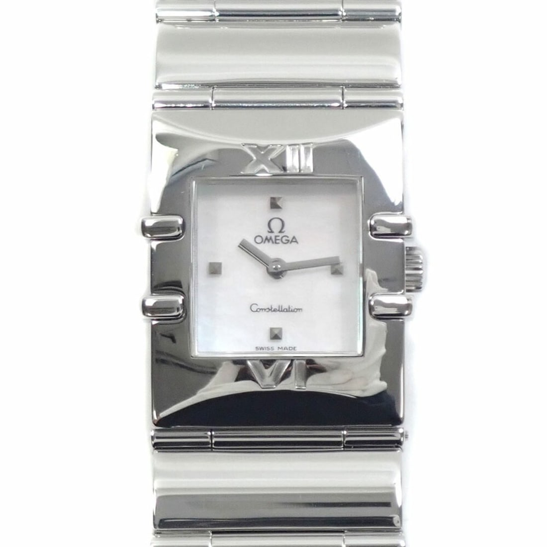 Omega Constellation Ladies Quartz Watch 1521.41.00 Battery-powered: --- Catalog ---Category: SizeWrist Size: 14cm / 5.51''Case Diameter: 21mm / 0.83''Category: DesignType: WristwatchGender: WomenColor (Dial): SilverCrystal Type: SapphireMaterial (Band): Stainless stee
