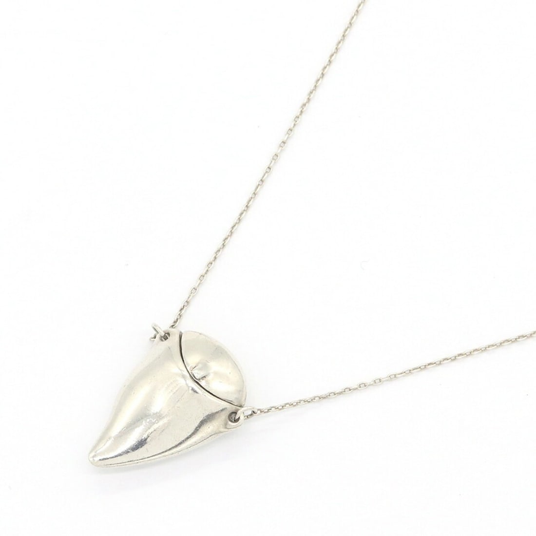 Tiffany & Co. Elsa Peretti Necklace, Sterling Silver 925 Pendant, Long Chain, Pill Case Locket,: --- Catalog ---Category: SizePendant Size: 20.5mm x 14.5mm / 0.8'' x 0.57''Neck Circumference: 72 cm / 28.34''Category: DesignGender: WomenMaterial: Sterling silver 925Pendant Type: PendantNecklace Ty