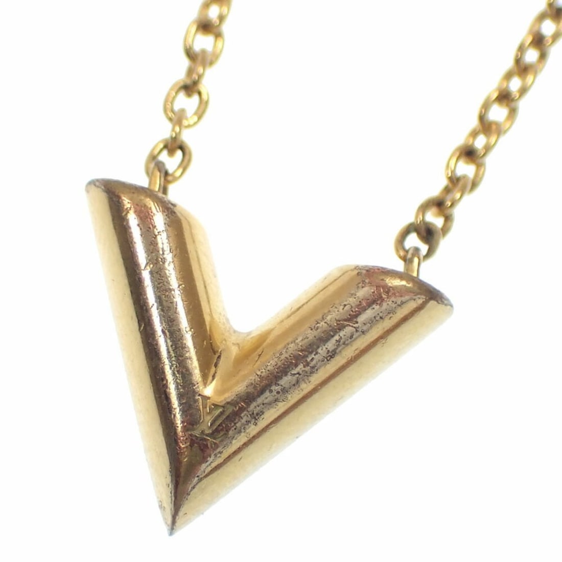 Louis Vuitton Essential V Necklace for Women, GP Gold Color, M61083: --- Catalog ---Category: SizePendant Size: 13mm x 16mm / 0.51'' x 0.62''Neck Circumference: 43 cm - 48 cm / 16.92'' - 18.89''Category: DesignColor: GoldGender: WomenMaterial: Gold platingNecklace Type