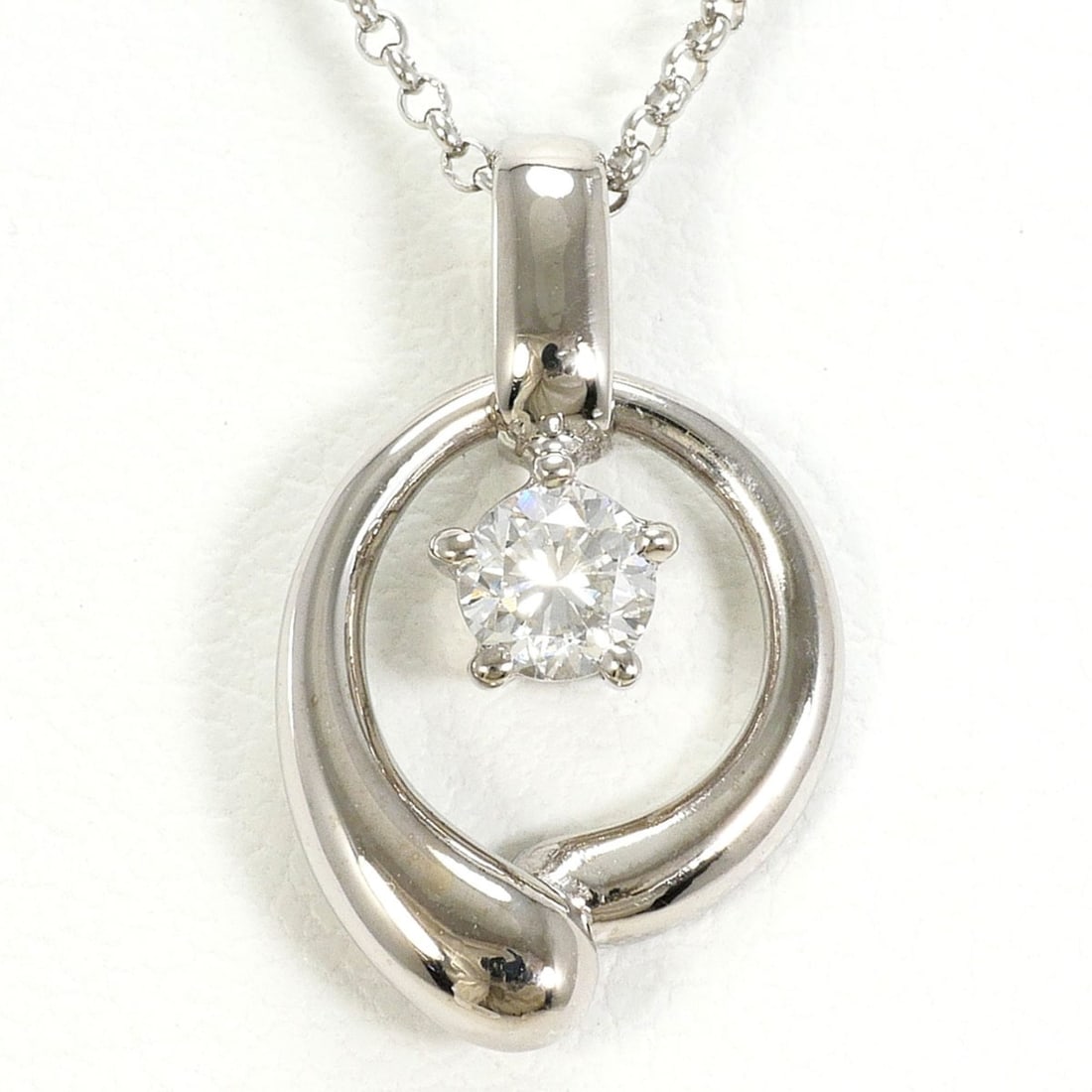 18K (18-karat white gold) necklace with diamond (carat weight not stamped), total 2.4g, 41cm length,: --- Catalog ---Category: SizeWeight: 2.4g / 0.08oz.Pendant Size: 14mm x 10mm / 0.55'' x 0.39''Neck Circumference: 41 cm / 16.14''Category: DesignColor: White goldMetal: White GoldStone: DiamondGender:
