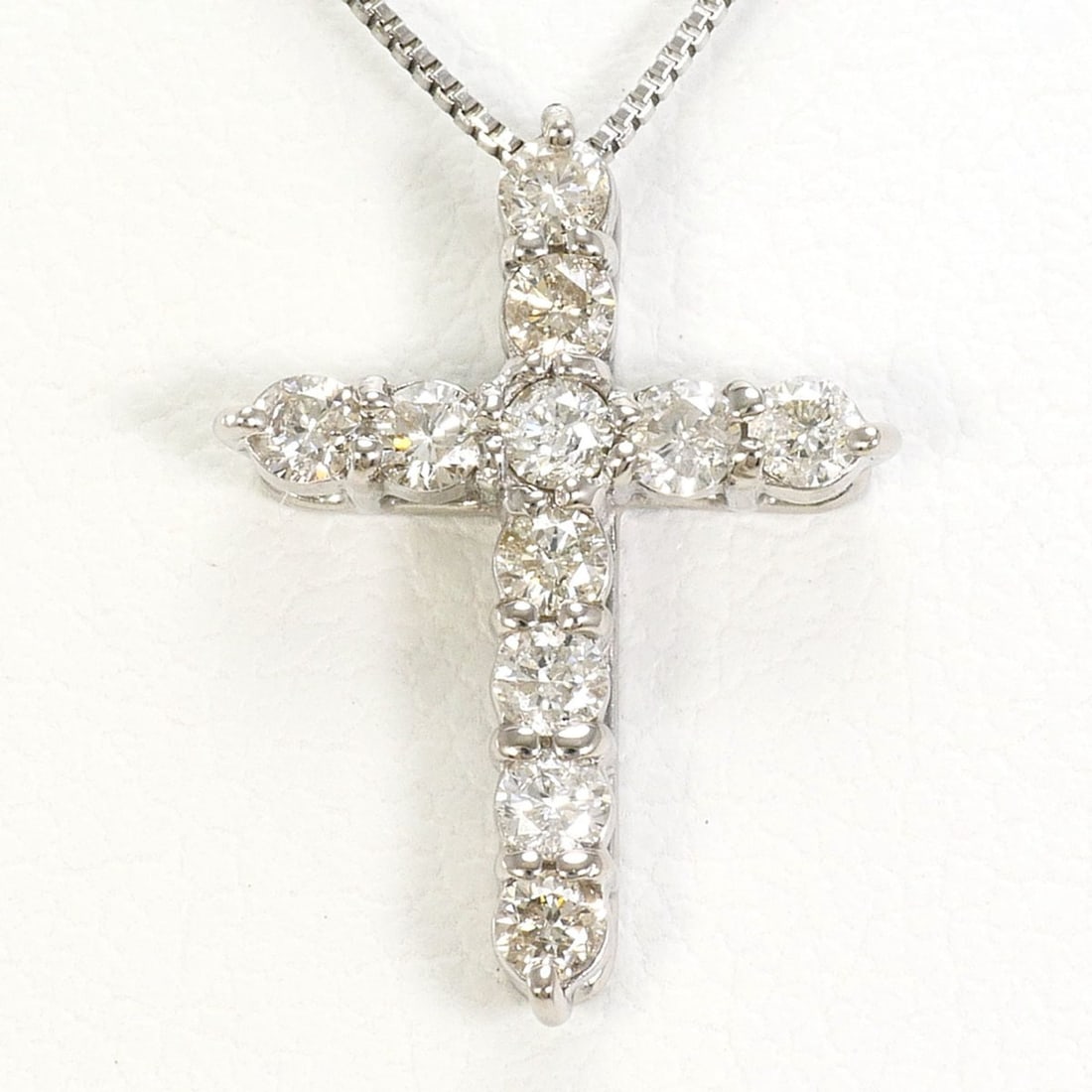 18K (18-karat white gold) necklace with 0.30ct diamond, total weight 1.6g, 40cm length, jewelry.: --- Catalog ---Category: SizeWeight: 1.6g / 0.05oz.Pendant Size: 15mm x 10mm / 0.59'' x 0.39''Neck Circumference: 40 cm / 15.74''Category: DesignColor: White goldMetal: White GoldStone: DiamondGender: