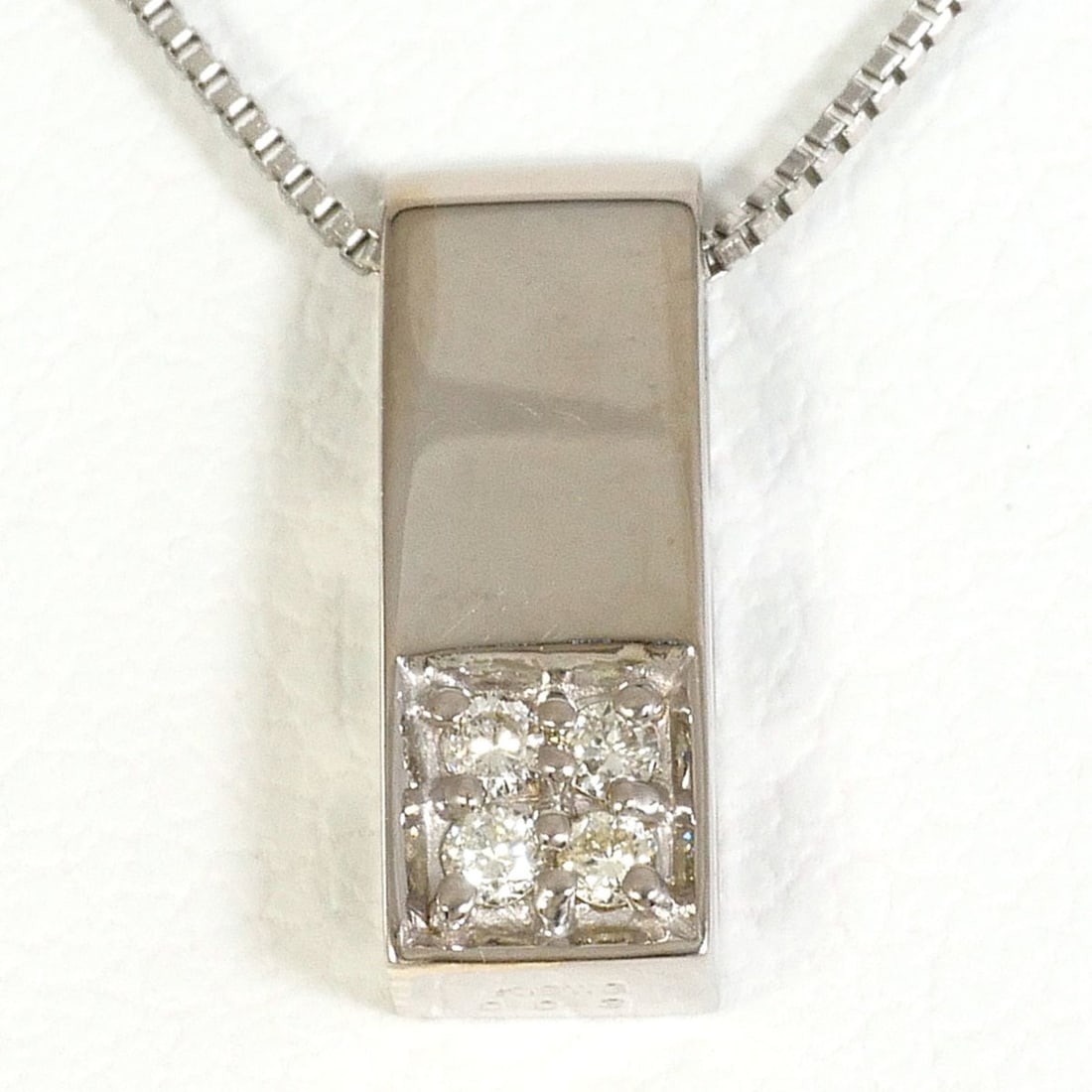 18K (18-karat white gold) necklace with a 0.03ct diamond, total weight 1.7g, 39cm length. Jewelry.: --- Catalog ---Category: SizeWeight: 1.7g / 0.05oz.Pendant Size: 10mm x 4mm / 0.39'' x 0.15''Neck Circumference: 39 cm / 15.35''Category: DesignColor: White goldMetal: White GoldStone: DiamondGender: 