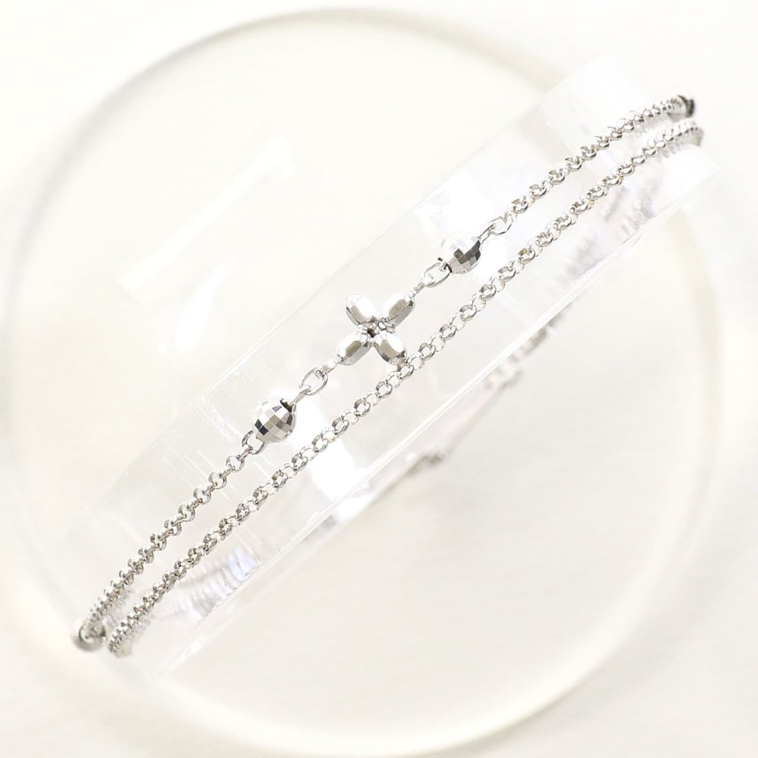 18K (18-karat white gold) bracelet, total weight 1.6g, 18cm length, jewelry.: --- Catalog ---Category: SizeLength: 18cm / 7.08''Weight: 1.6g / 0.05oz.Category: DesignType: Charm braceletColor: White goldMetal: White GoldGender: WomenMaterial: White gold (18K)Metal Purity: 18KCa