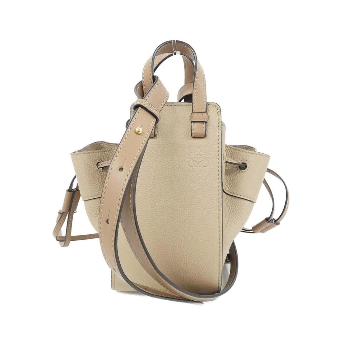 Loewe Hammock Drawstring Mini A538V07X15 Shoulder Bag: --- Catalog ---Category: SizeSize (HxWxD): 18cm x 20cm x 16cm / 7.08'' x 7.87'' x 6.29''Category: DesignType: Shoulder bagColor: SandGender: WomenMaterial: Leather Hardware Color: GoldLeather/Fur