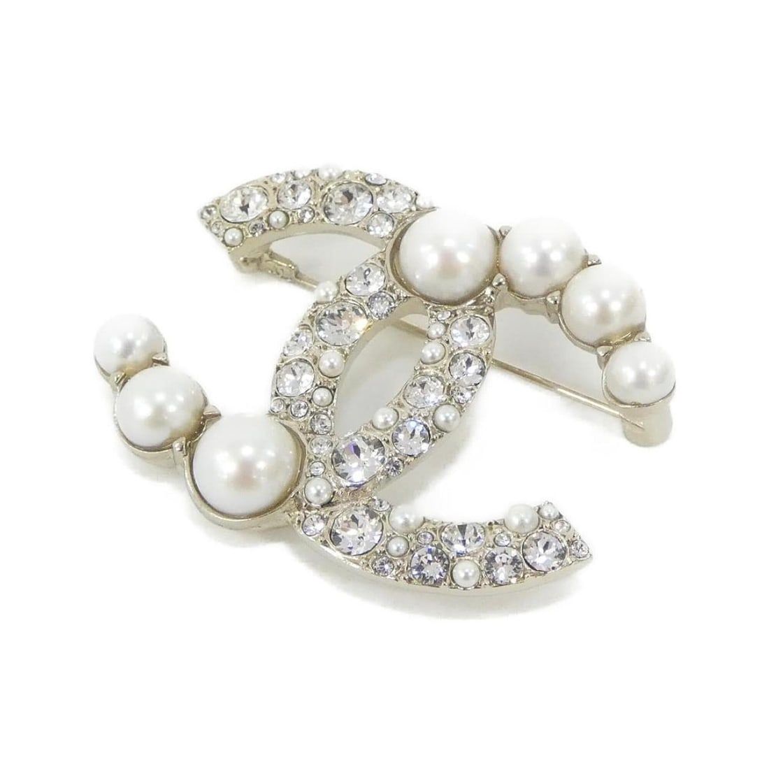 Chanel AB5733 Brooch: --- Catalog ---Category: SizeSize (HxWxD): 3.5cm x 4.5cm / 1.37'' x 1.77''Category: DesignType: BroochColor: Gold, WhiteStone: Artificial pearl, CrystalGender: WomenCategory: GeneralMPN: AB5733Brand: 