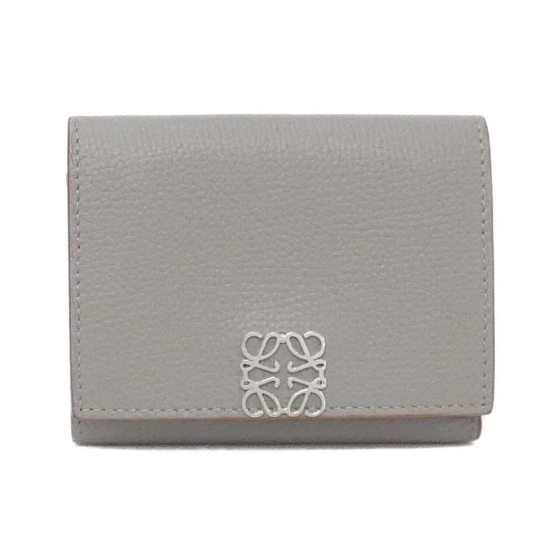 Loewe C821TR2X02 Wallet: --- Catalog ---Category: SizeSize (HxWxD): 7.5cm x 10cm x 3cm / 2.95'' x 3.93'' x 1.18''Category: DesignType: Wallet (tri-fold)Color: GrayGender: WomenMaterial: Leather Leather/Fur Type: CalfskinCateg