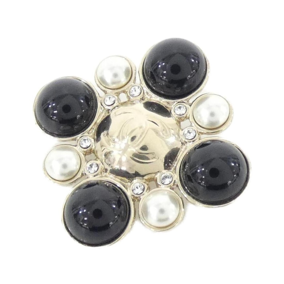 Chanel brooch: --- Catalog ---Category: SizeSize (HxWxD): 4cm x 4cm / 1.57'' x 1.57''Category: DesignType: BroochColor: Black, Gold, WhiteGender: WomenCategory: GeneralBrand: Chanel--- Item List ---Section: