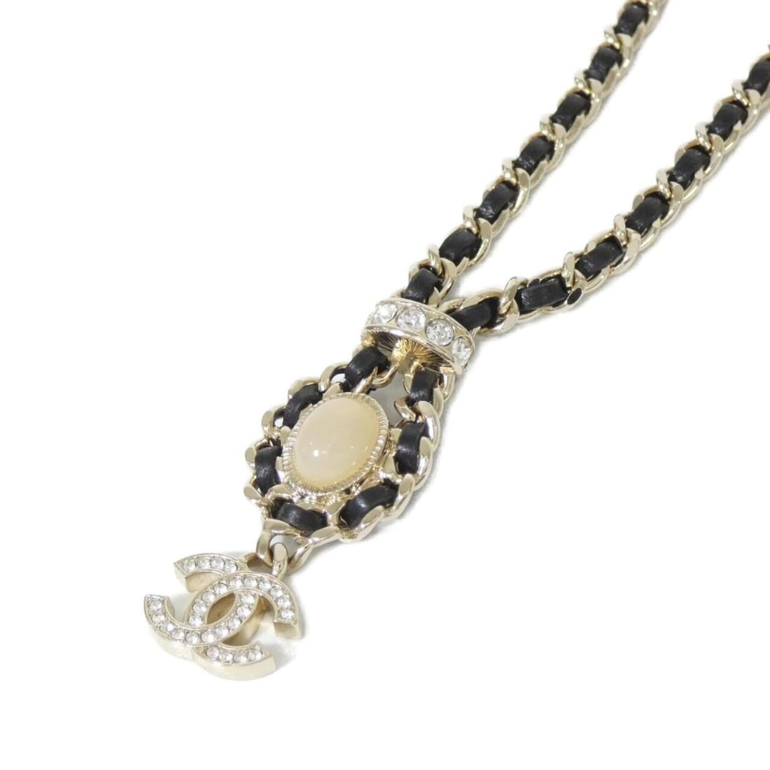 Chanel AB6719 Necklace: --- Catalog ---Category: SizePendant Size: 43mm x 20mm / 1.69'' x 0.78''Neck Circumference: 43 cm - 50 cm / 16.92'' - 19.68''Category: DesignColor: Black, Gold, WhiteGender: Men,WomenMaterial:
