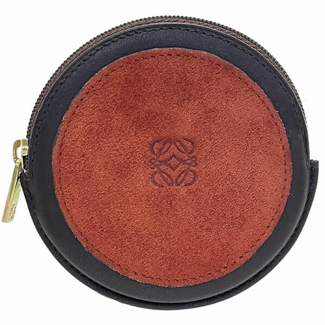 Loewe Anagram Coin Purse, Suede Leather, Red and Dark Brown, Bicolor Case, TT-16774: --- Catalog ---Category: SizeSize (HxWxD): 9cm x 9cm x 1cm / 3.54'' x 3.54'' x 0.39''Category: DesignType: Coin purse/coin caseColor: Dark brown, Red colorGender: MenMaterial: Suede , Leather Category