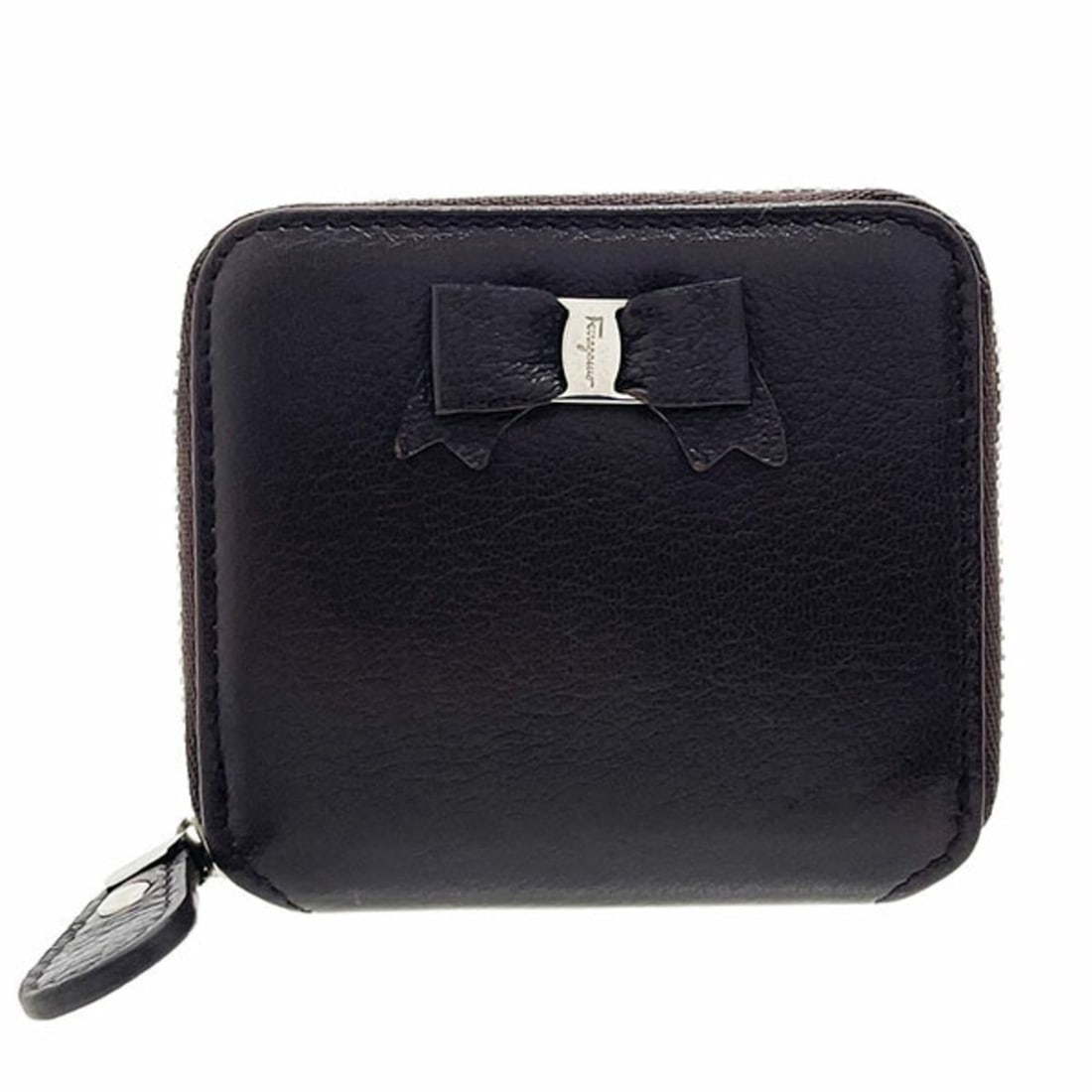 Salvatore Ferragamo Vara Coin Case, Leather Purse, Dark Brown, Size 22, 7670, Ribbon, Round Women's,: --- Catalog ---Category: SizeSize (HxWxD): 7cm x 7.8cm x 1.5cm / 2.75'' x 3.07'' x 0.59''Category: DesignType: Coin purse/coin caseColor: Dark brownGender: WomenClosure: ZipperMaterial: Leather Catego