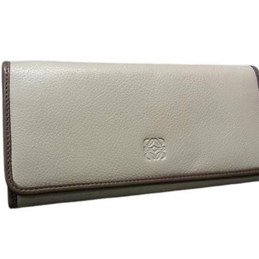 LOEWE Amazona long wallet, beige leather, women's bi-fold anagram design.: --- Catalog ---Category: SizeSize (HxWxD): 9cm x 19cm x 2.1cm / 3.54'' x 7.48'' x 0.82''Category: DesignType: Long wallet (bi-fold)Color: BeigeGender: Women,MenMaterial: Leather Category: GeneralBrand
