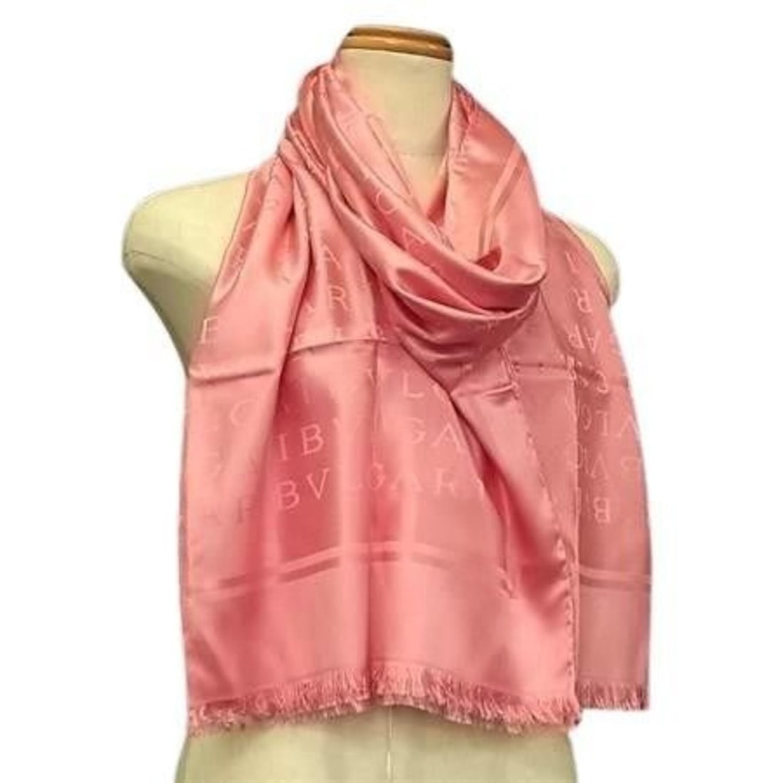 BVLGARI Bulgari Stole Mania Pink Silk Women's Scarf/Muffler: --- Catalog ---Category: SizeSize (LxW): 1.78m x 72cm / 70.07'' x 28.34''Category: DesignType: StoleColor: PinkGender: WomenMaterial: Silk Category: GeneralBrand: BvlgariCountry of Origin: Italy--- It