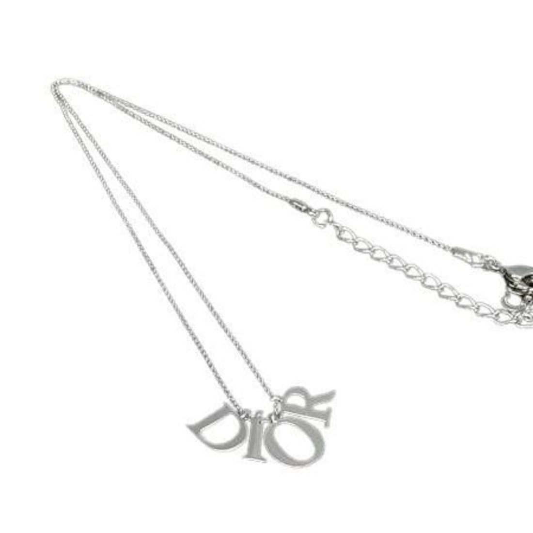 Christian Dior necklace, silver metal, for women.: --- Catalog ---Category: SizeNeck Circumference: 44.7 cm / 17.59''Category: DesignColor: SilverGender: WomenMaterial: MetalPendant Type: PendantNecklace Type: NecklaceCategory: GeneralBrand: Christian