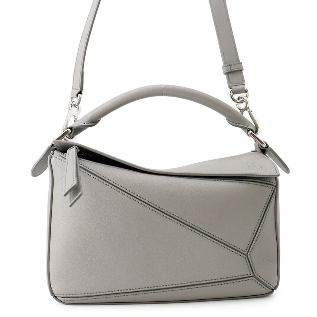 Loewe Puzzle Bag Small Leather Handbag 322.30.S21 LOEWE 2-way Shoulder: --- Catalog ---Category: SizeWeight: 510g / 1.12lb.Size (HxWxD): 17cm x 24.5cm x 11cm / 6.69'' x 9.64'' x 4.33''Strap Length: 80cm - 114.5cm / 31.49'' - 45.07''Category: DesignType: Handbag, Shoulder 