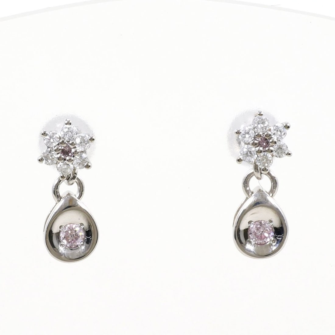 18K (18-karat white gold) earrings with a 0.03ct pink diamond and 0.12ct diamond. Total weight 1.7g. (1 of 6)
