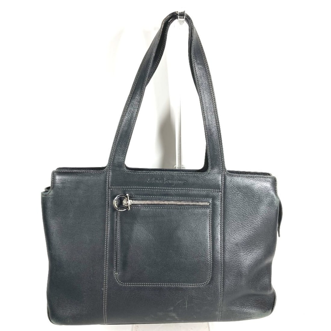 Salvatore Ferragamo logo bag, tote shoulder leather, men's and women's, black.: --- Catalog ---Category: SizeSize (HxWxD): 23.5cm x 36.5cm x 9cm / 9.25'' x 14.37'' x 3.54''Category: DesignType: Shoulder bag, Tote bagColor: BlackGender: Men,Women,UnisexMaterial: Leather Category: 