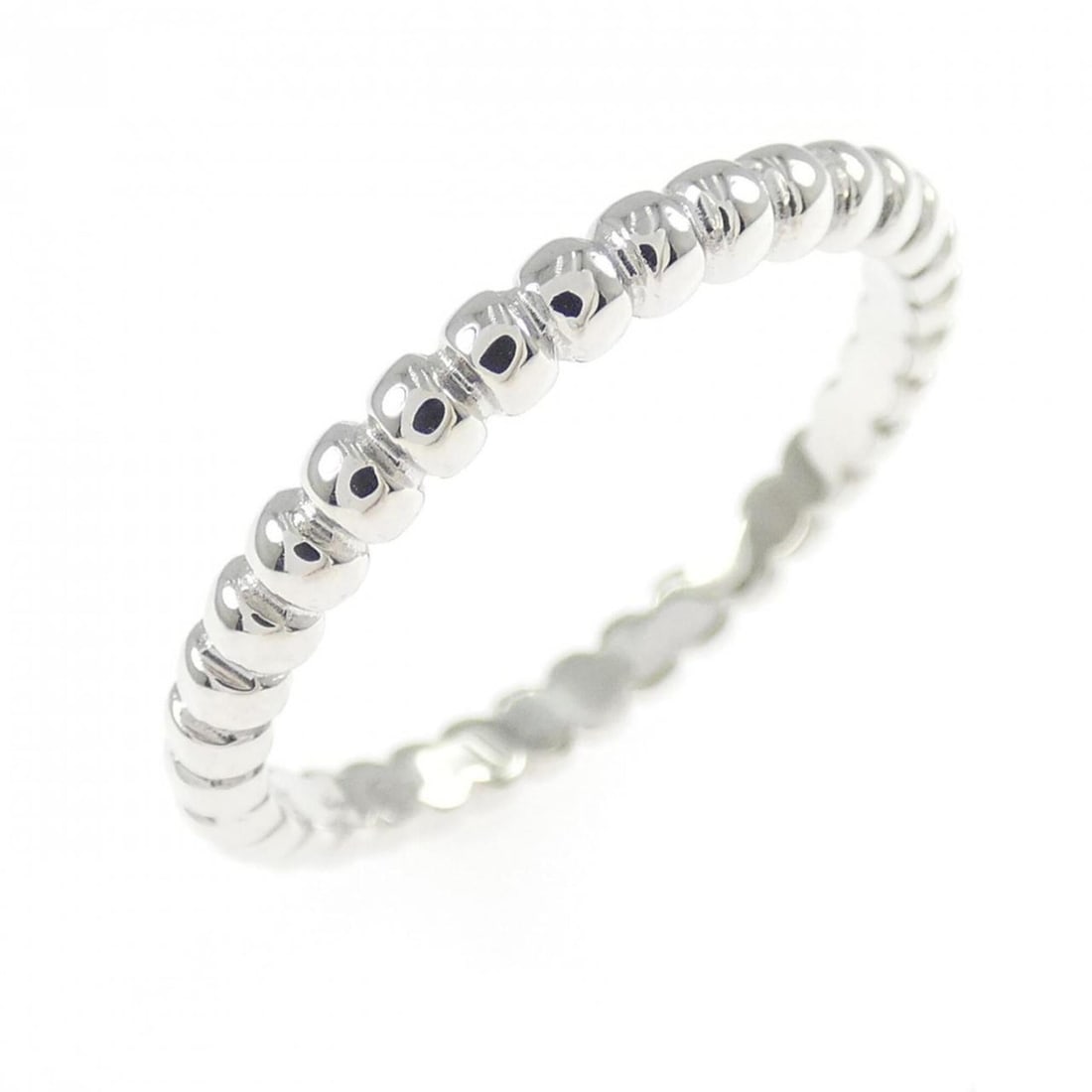 Van Cleef & Arpels Perlee Small Ring: --- Catalog ---Category: SizeUS Size: 5Brand Size: 49Category: DesignType: Band ringColor: White goldGender: WomenMaterial: White gold (18K)Category: GeneralMPN: VCARPJME00Brand: Van Cleef &