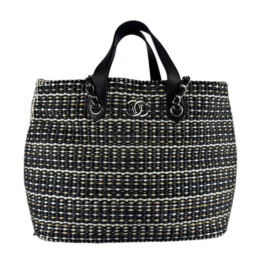 Chanel handbag/shoulder bag, raffia, black, white, beige, silver, women's, z9981: --- Catalog ---Category: SizeSize (HxWxD): 27cm x 34cm x 13cm / 10.62'' x 13.38'' x 5.11''Category: DesignType: Handbag, Shoulder bagColor: Beige, Black, WhiteGender: WomenMaterial: Raffia Category: