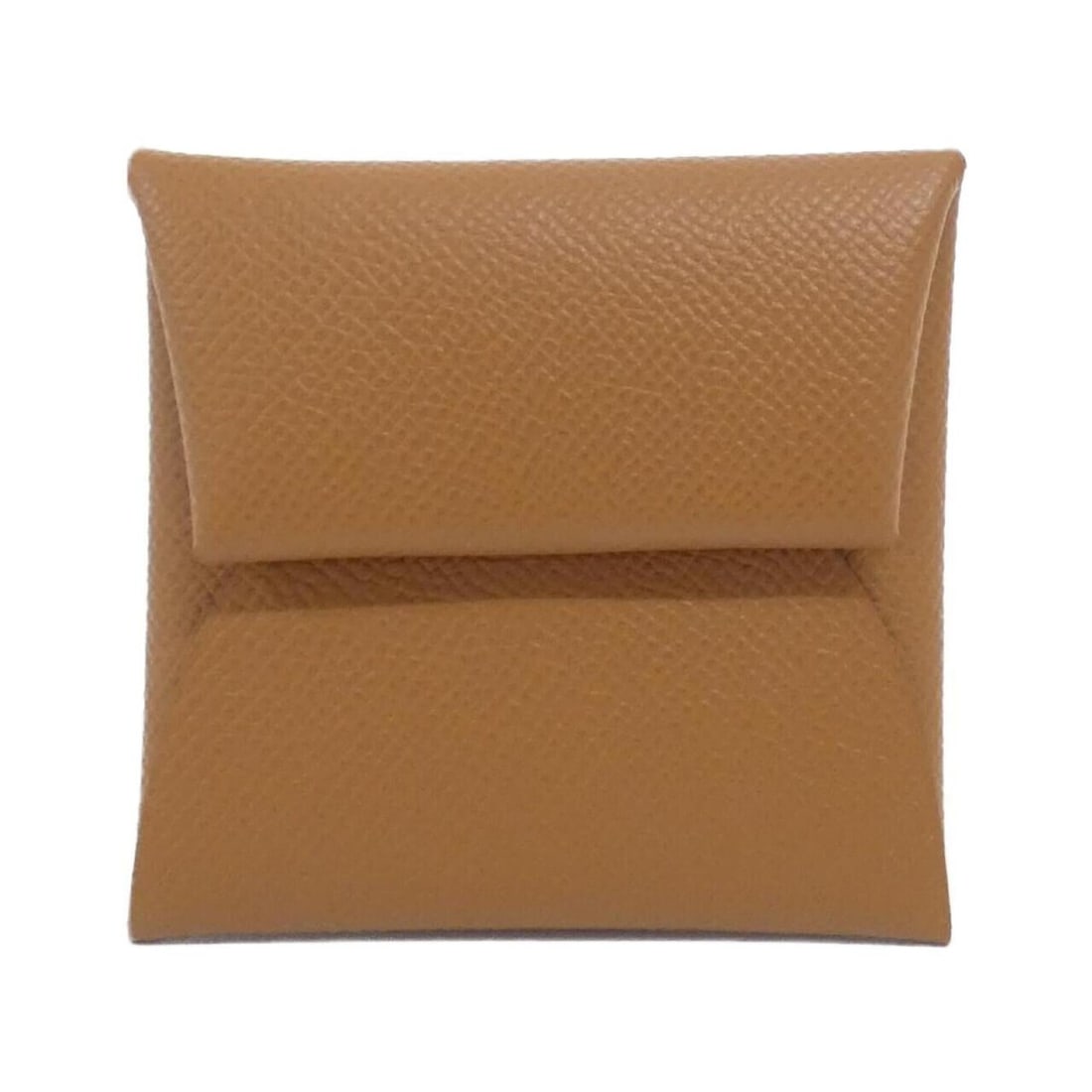 Hermes Bastia Verso 078357CK Wallet/Coin Case: --- Catalog ---Category: SizeSize (HxWxD): 8cm x 8.5cm / 3.14'' x 3.34''Category: DesignType: Coin purse/coin caseColor: Brown, GoldGender: Men,WomenMaterial: Epsom leather Category: GeneralMPN: