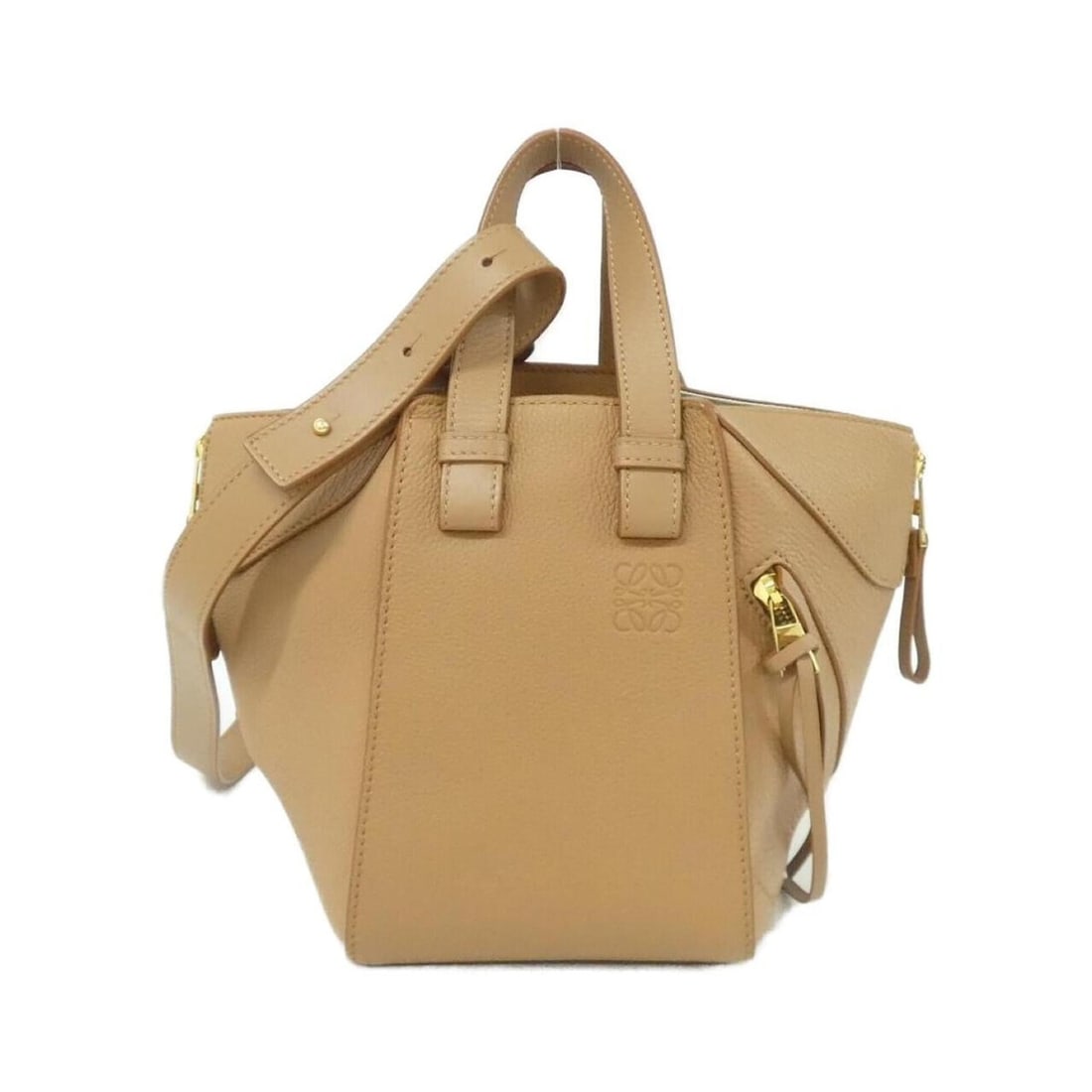 Loewe Hammock Compact A538H13X03 Shoulder Bag: --- Catalog ---Category: SizeSize (HxWxD): 20.5cm x 26cm x 21cm / 8.07'' x 10.23'' x 8.26''Category: DesignType: Shoulder bagColor: BrownGender: WomenMaterial: Leather Hardware Color: GoldLeather/Fur 