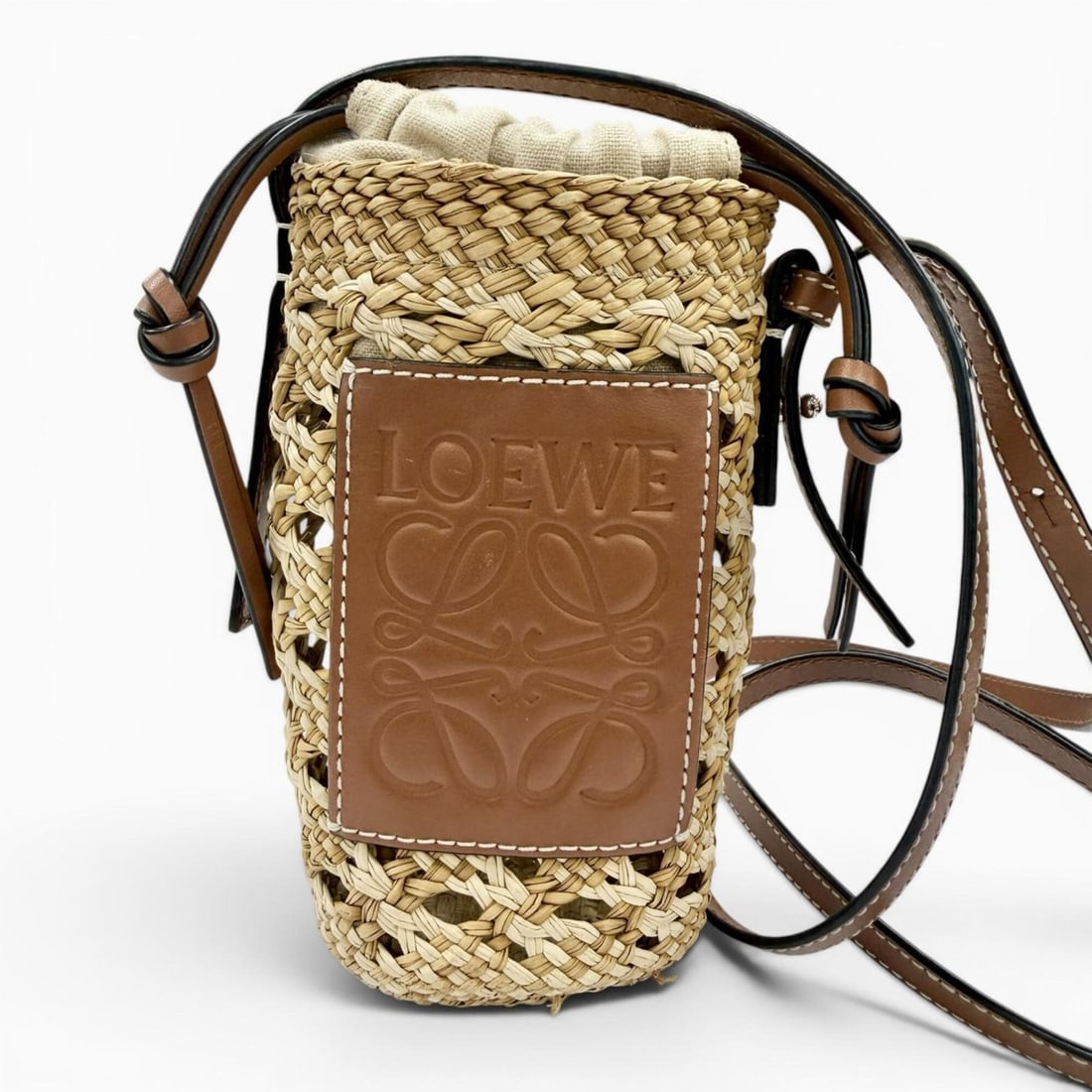 LOEWE C000P71X01 Raffia Anagram Leather Patch Cylinder Pocket Shoulder Bag, Beige Brown, Women's: --- Catalog ---Category: SizeSize (HxWxD): 16cm x 9.5cm x 7.5cm / 6.29'' x 3.74'' x 2.95''Category: DesignType: Shoulder bagColor: Beige, BrownGender: WomenMaterial: Raffia , Leather Category: General