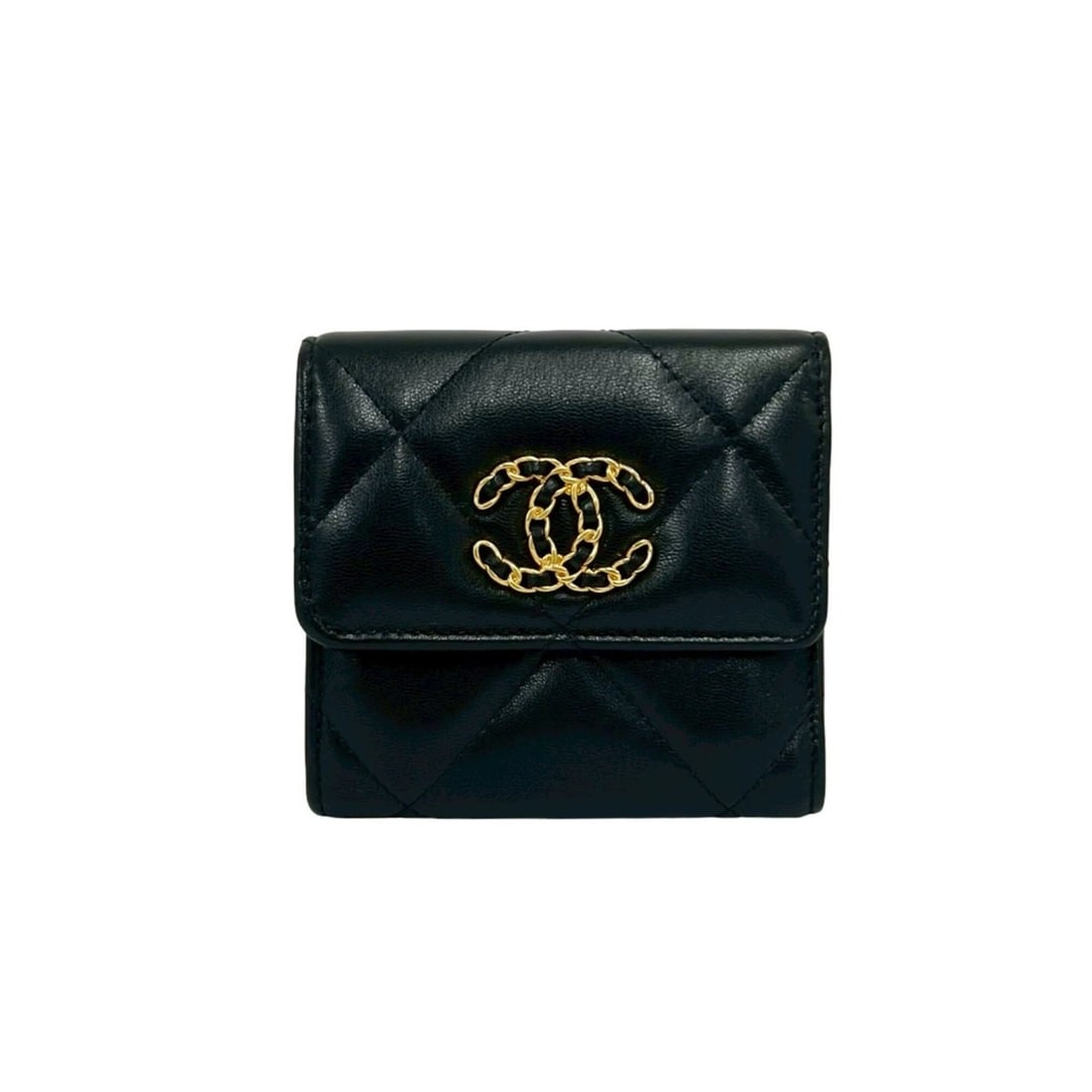 CHANEL Matelassé Coco Mark Lambskin Tri-fold Wallet, Black 70400: --- Catalog ---Category: SizeSize (HxWxD): 10.5cm x 10.5cm x 2.5cm / 4.13'' x 4.13'' x 0.98''Category: DesignType: Wallet (tri-fold)Color: BlackGender: WomenMaterial: Leather Leather/Fur Type: Lambski